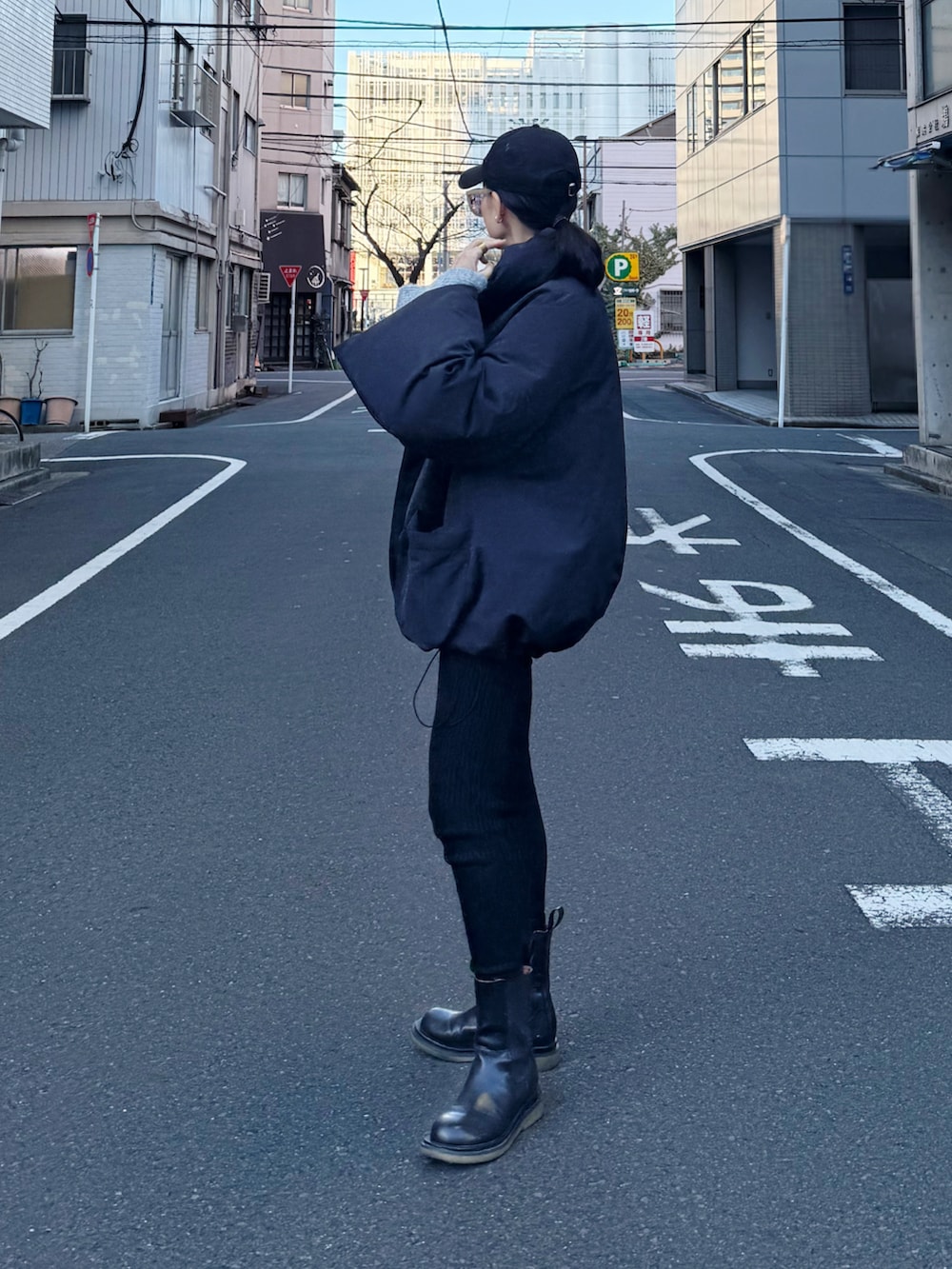 「ストリート、大人カジュアル、ユニクロ、メンズライク、リブレギンス、キャップ、ブーツ、ブラックコーデ、モノトーン」｜「UNIQLOJのアイテム（ダウンジャケット/コート、ブラック系）」を使った、Yukieさん（骨格ナチュラル・レディース・166cm）の冬コーディネートの3枚目の写真