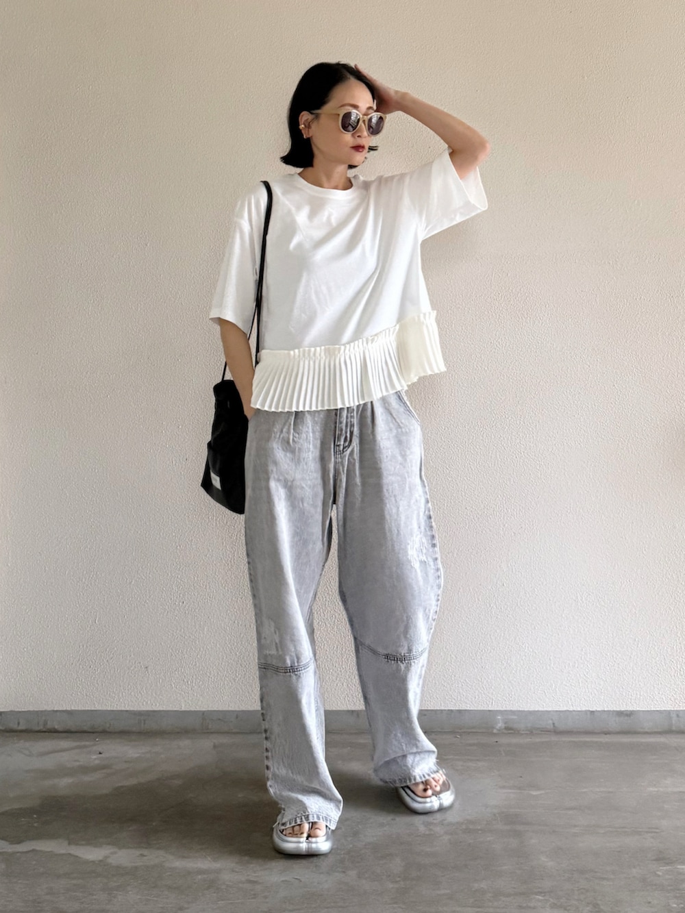 ホワイト系のTシャツ/カットソー、グレー系のデニムパンツ、シルバー系のサンダルを着用したレディースの夏コーディネートの3枚目の写真
