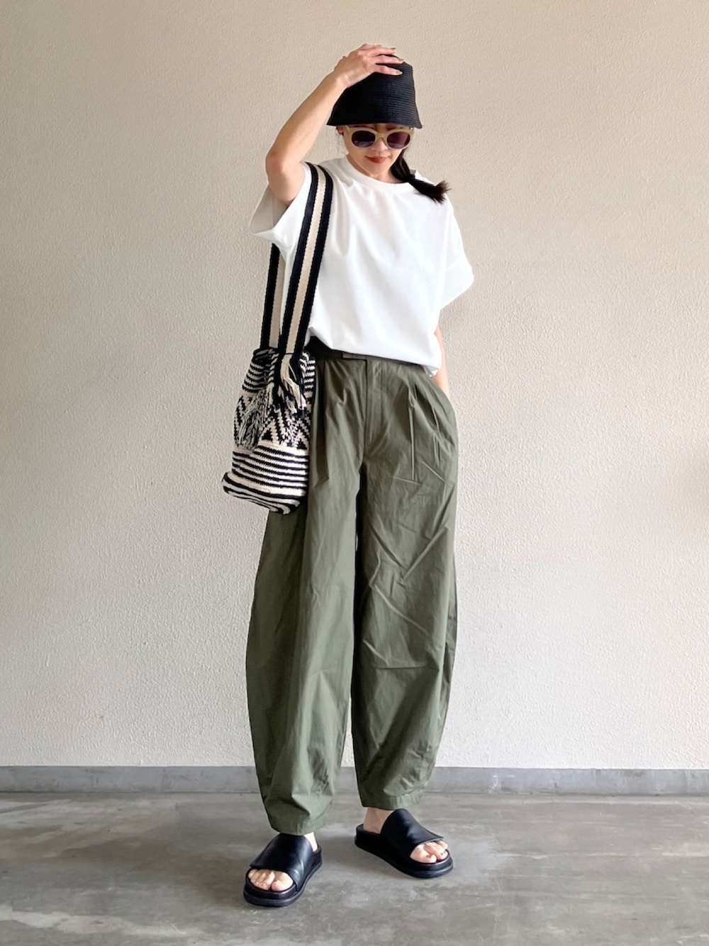 「初夏コーデ、大人コーデ、白シャツ、バルーンパンツ、ミリタリー、バケットハット」｜「Emma Taylorの再入荷！【着ごこちシリーズ】ライトダンボールサイドZIPクルーネックプルオーバー（Tシャツ/カットソー、ホワイト系）」を使った、Yukieさん（骨格ナチュラル・レディース・166cm）の春コーディネートの4枚目の写真
