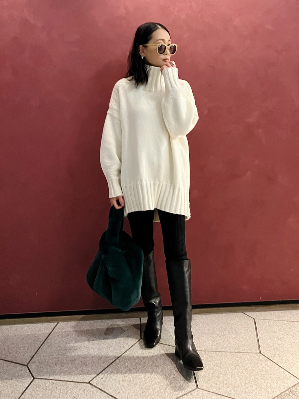 「大人カジュアル、ニット、ニットワンピース、タートルネック、ロングブーツ、リブレギンス、ビッグシルエット、秋冬コーデ、モノトーン」｜「Emma Taylorのもちもちタートルニットプルオーバー（ニット/セーター、ホワイト系）」を使った、Yukieさん（骨格ナチュラル・レディース・166cm）の冬コーディネートの3枚目の写真