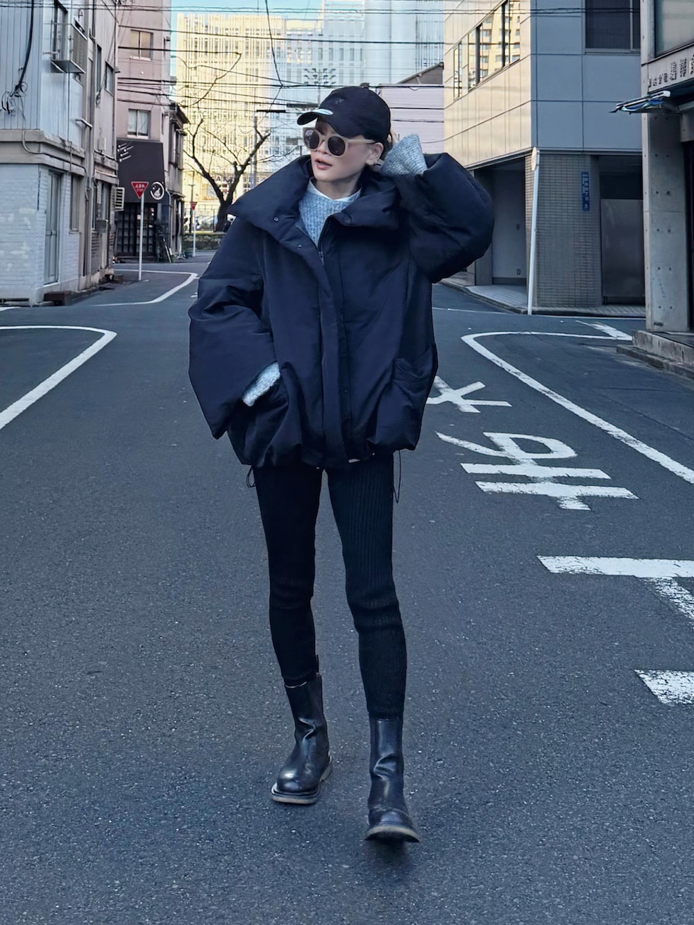「ストリート、大人カジュアル、ユニクロ、メンズライク、リブレギンス、キャップ、ブーツ、ブラックコーデ、モノトーン」｜「UNIQLOJのアイテム（ダウンジャケット/コート、ブラック系）」を使った、Yukieさん（骨格ナチュラル・レディース・166cm）の冬コーディネートの2枚目の写真