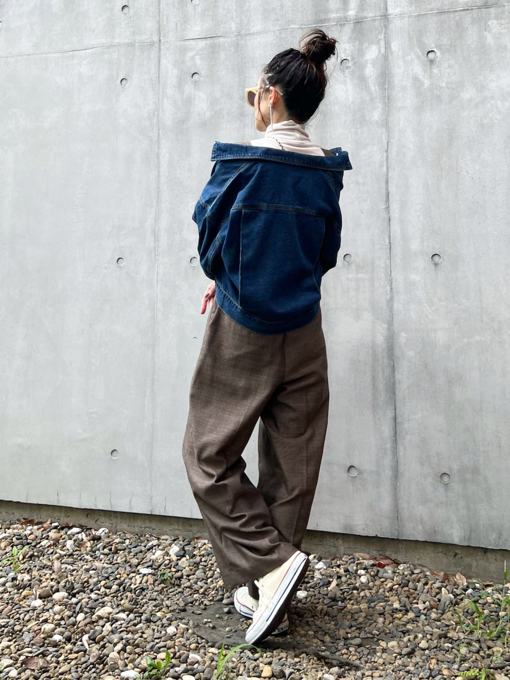「デニム、Gジャン、デニムジャケット、大人カジュアル、秋服準備はじめました、ビッグシルエット、ハイウエスト、ショート丈トップス、サロペット、スニーカー、コンバース」｜「y/m by Yukieのクロップド丈デニムジャケット（デニムジャケット、ブルー系）」を使った、Yukieさん（レディース・166cm）の夏コーディネートの3枚目の写真