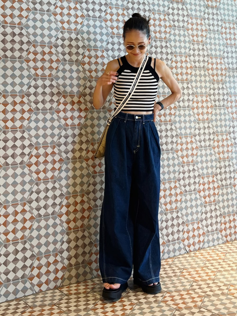 「大人カジュアル、ショート丈トップス、デニム、ワイドパンツ、ボーダー、おでかけコーデ、フェススタイル」｜「THE YOnのアメスリリブニットタンクトップ（タンクトップ、ブラック系）」を使った、Yukieさん（骨格ナチュラル・レディース・166cm）の夏コーディネートの2枚目の写真