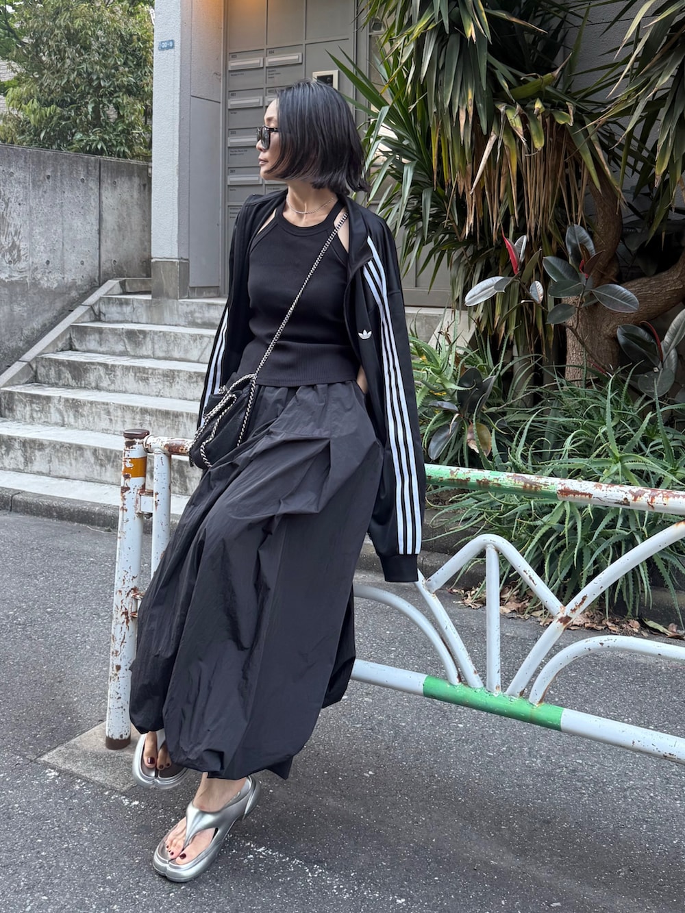 「サンダル、サングラス、リカバリーサンダル、大人コーデ、ストリート、モノトーン、トラックジャケット、バルーンスカート、夏コーデ」｜「PAESのPAES New Flipflop Metal Line PAES_04_New_Flip_Flop_M_（サンダル、シルバー系）」を使った、Yukieさん（骨格ナチュラル・レディース・166cm）の春コーディネートの2枚目の写真