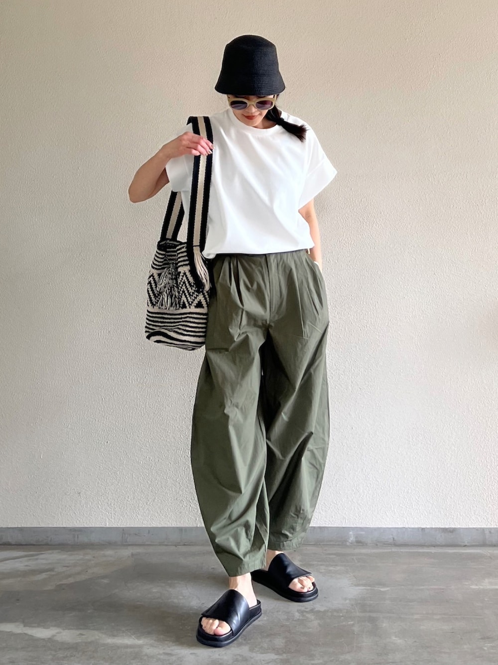 「初夏コーデ、大人コーデ、白シャツ、バルーンパンツ、ミリタリー、バケットハット」｜「Emma Taylorの再入荷！【着ごこちシリーズ】ライトダンボールサイドZIPクルーネックプルオーバー（Tシャツ/カットソー、ホワイト系）」を使った、Yukieさん（骨格ナチュラル・レディース・166cm）の春コーディネートの2枚目の写真