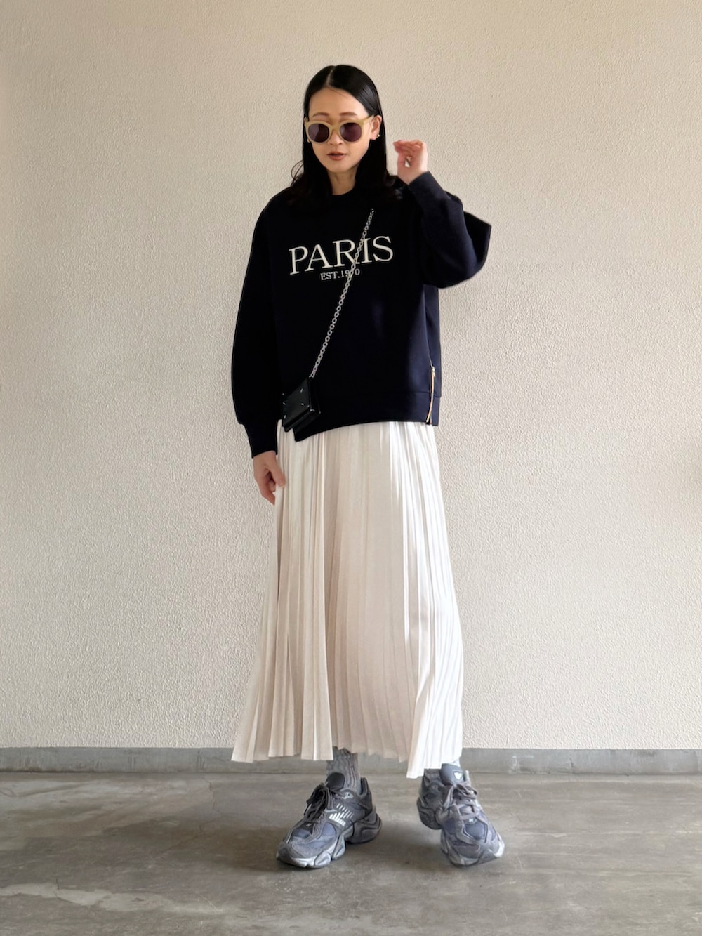 「大人カジュアル、春コーデ、ロゴスウェット、シンプルコーデ、プリーツスカート、スニーカー、大人コーデ」｜「Emma Taylorのサイドジップダンボールアソートプリントプルオーバー（Tシャツ/カットソー、ブルー系）」を使った、Yukieさん（骨格ナチュラル・レディース・166cm）の春コーディネートの2枚目の写真