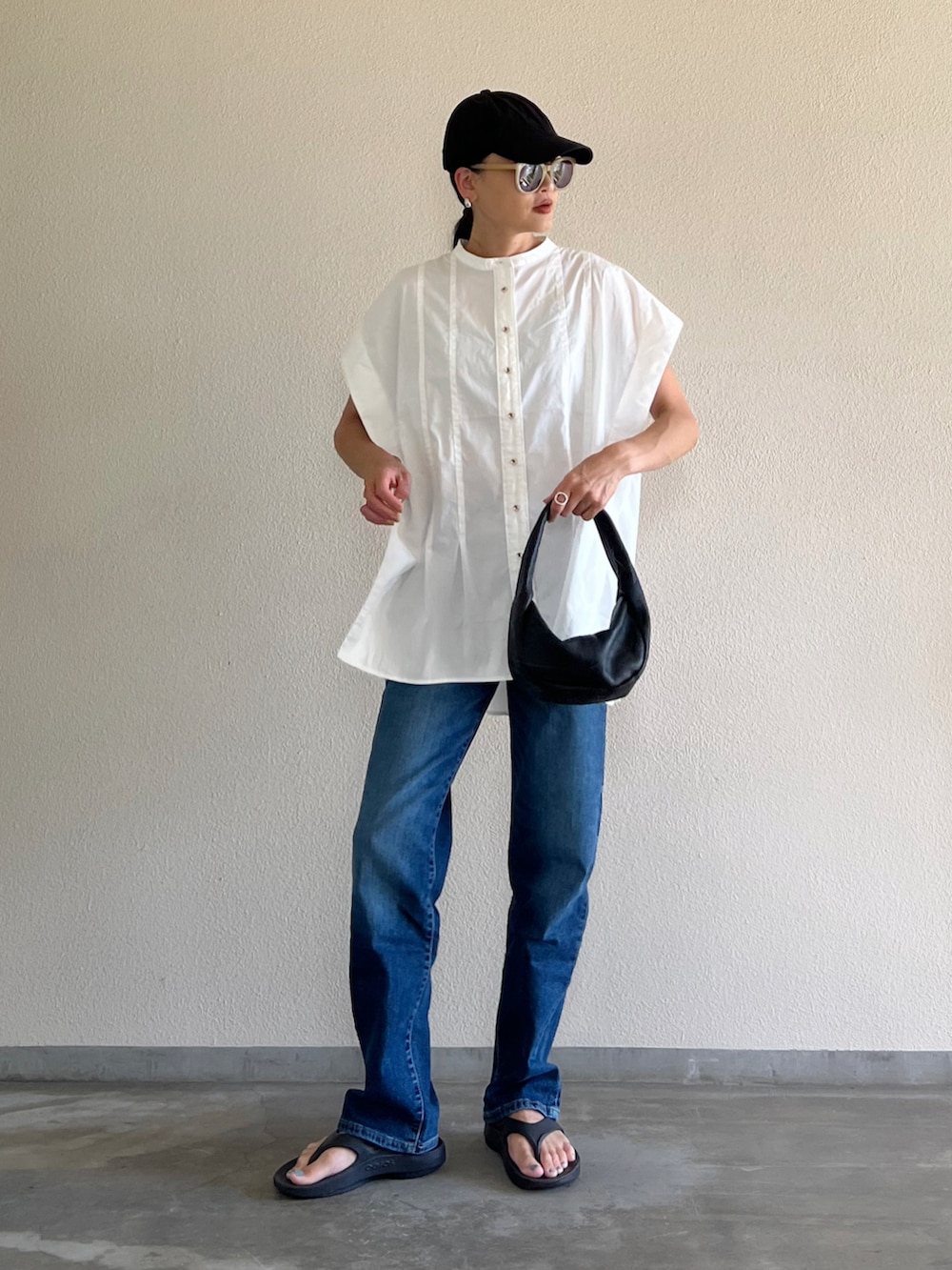 ホワイト系のシャツ/ブラウス、ブルー系のデニムパンツ、ブラック系のサンダルを着用したレディースの夏コーディネートの3枚目の写真