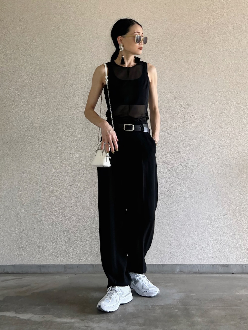 「大人カジュアル、モノトーン、アツいコーデ全部見せ、スニーカー、ニューバランス、シアートップス、ストリート」｜「6の＜6(ROKU)＞GEORGETTE TUCK PANTS 2/パンツ（その他パンツ、ブラック系）」を使った、Yukieさん（骨格ナチュラル・レディース・166cm）の夏コーディネートの5枚目の写真