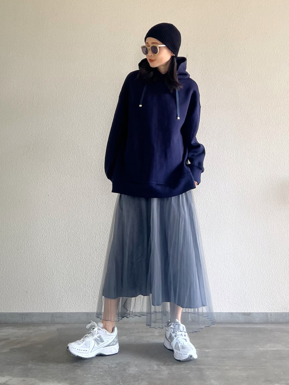 「PR、パーカー、フーディー、シンプルスタイル、大人コーデ、チュールスカート、スニーカー」｜「Emma Taylorのサイドジップダンボールニットフーディー（パーカー、ブルー系）」を使った、Yukieさん（骨格ナチュラル・レディース・166cm）の春コーディネートの2枚目の写真