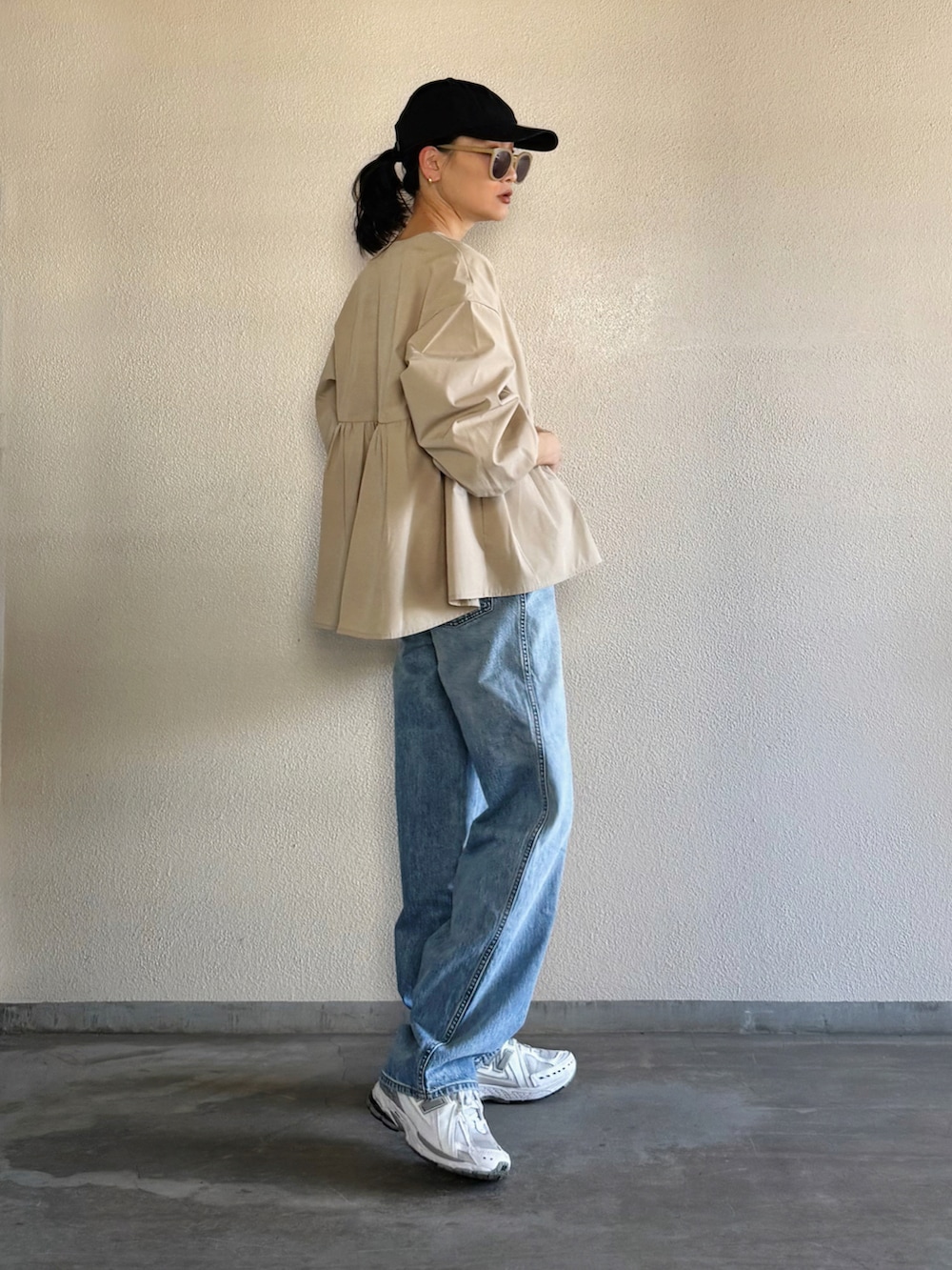 「PR、ブルゾン、春コート、大人カジュアル、大人コーデ、春色」｜「OPAQUE.CLIPの撥水ノーカラーペプラムブルゾン【洗濯機洗い可/花粉対応】（ノーカラージャケット、ベージュ系）」を使った、Yukieさん（骨格ナチュラル・レディース・166cm）の春コーディネートの5枚目の写真