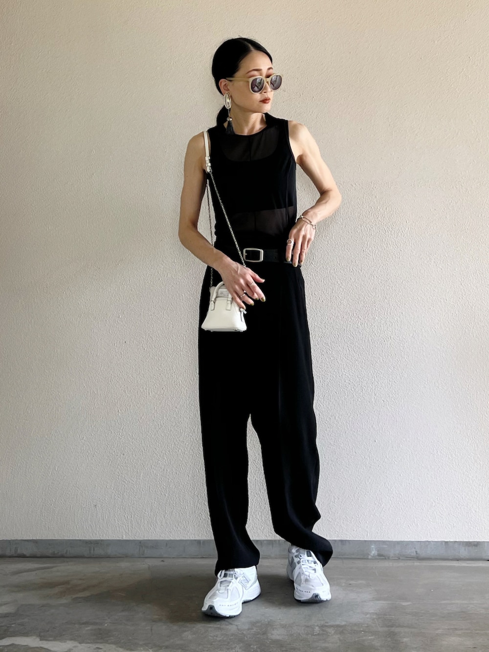 「大人カジュアル、モノトーン、アツいコーデ全部見せ、スニーカー、ニューバランス、シアートップス、ストリート」｜「6の＜6(ROKU)＞GEORGETTE TUCK PANTS 2/パンツ（その他パンツ、ブラック系）」を使った、Yukieさん（骨格ナチュラル・レディース・166cm）の夏コーディネートの2枚目の写真