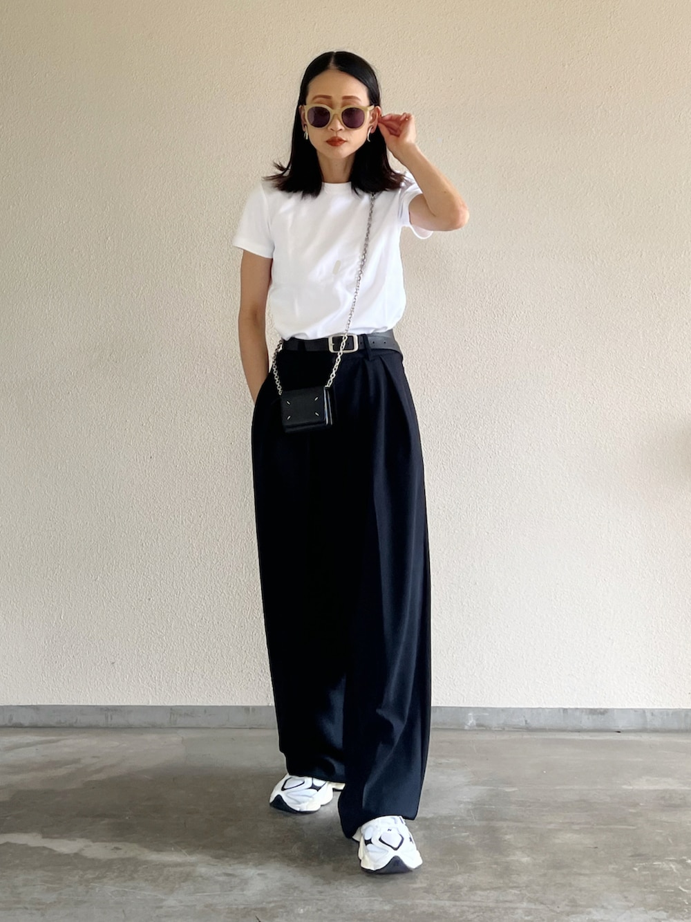 ブラック系のその他パンツ、ホワイト系のスニーカー、ホワイト系のTシャツ/カットソーを着用したレディースの夏コーディネートの4枚目の写真