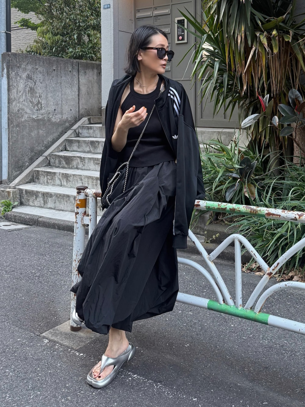 「サンダル、サングラス、リカバリーサンダル、大人コーデ、ストリート、モノトーン、トラックジャケット、バルーンスカート、夏コーデ」｜「PAESのPAES New Flipflop Metal Line PAES_04_New_Flip_Flop_M_（サンダル、シルバー系）」を使った、Yukieさん（骨格ナチュラル・レディース・166cm）の春コーディネートの3枚目の写真