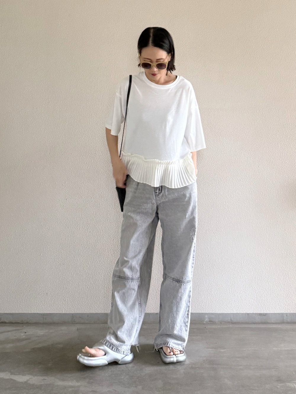 ホワイト系のTシャツ/カットソー、グレー系のデニムパンツ、シルバー系のサンダルを着用したレディースの夏コーディネートの4枚目の写真