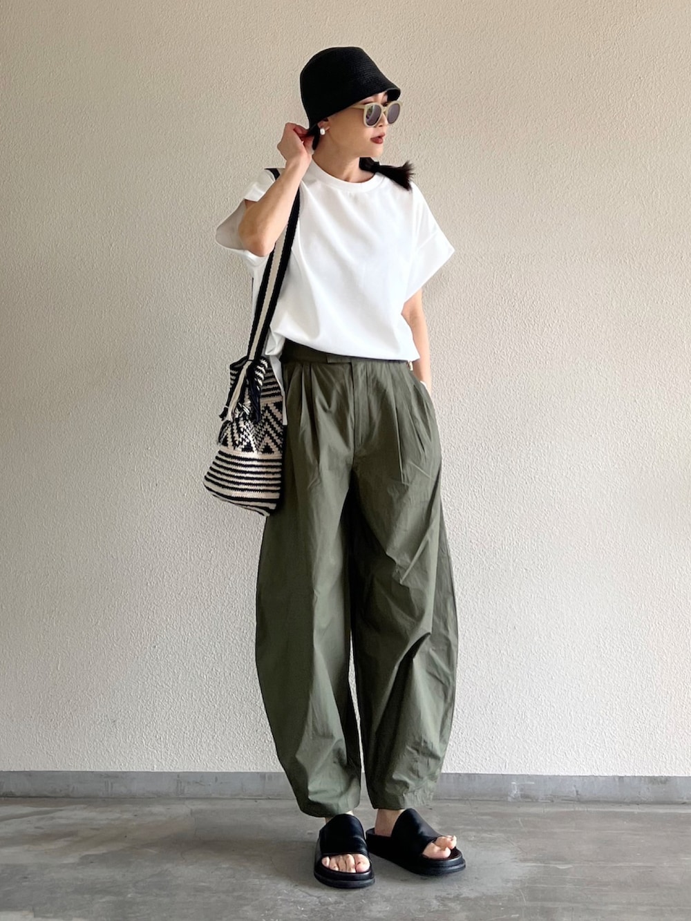 「初夏コーデ、大人コーデ、白シャツ、バルーンパンツ、ミリタリー、バケットハット」｜「Emma Taylorの再入荷！【着ごこちシリーズ】ライトダンボールサイドZIPクルーネックプルオーバー（Tシャツ/カットソー、ホワイト系）」を使った、Yukieさん（骨格ナチュラル・レディース・166cm）の春コーディネートの3枚目の写真