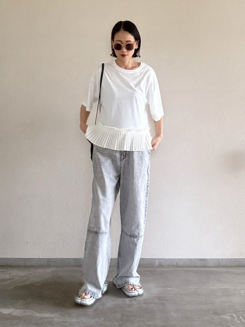 ホワイト系のTシャツ/カットソー、グレー系のデニムパンツ、シルバー系のサンダルを着用したレディースの夏コーディネートの2枚目の写真