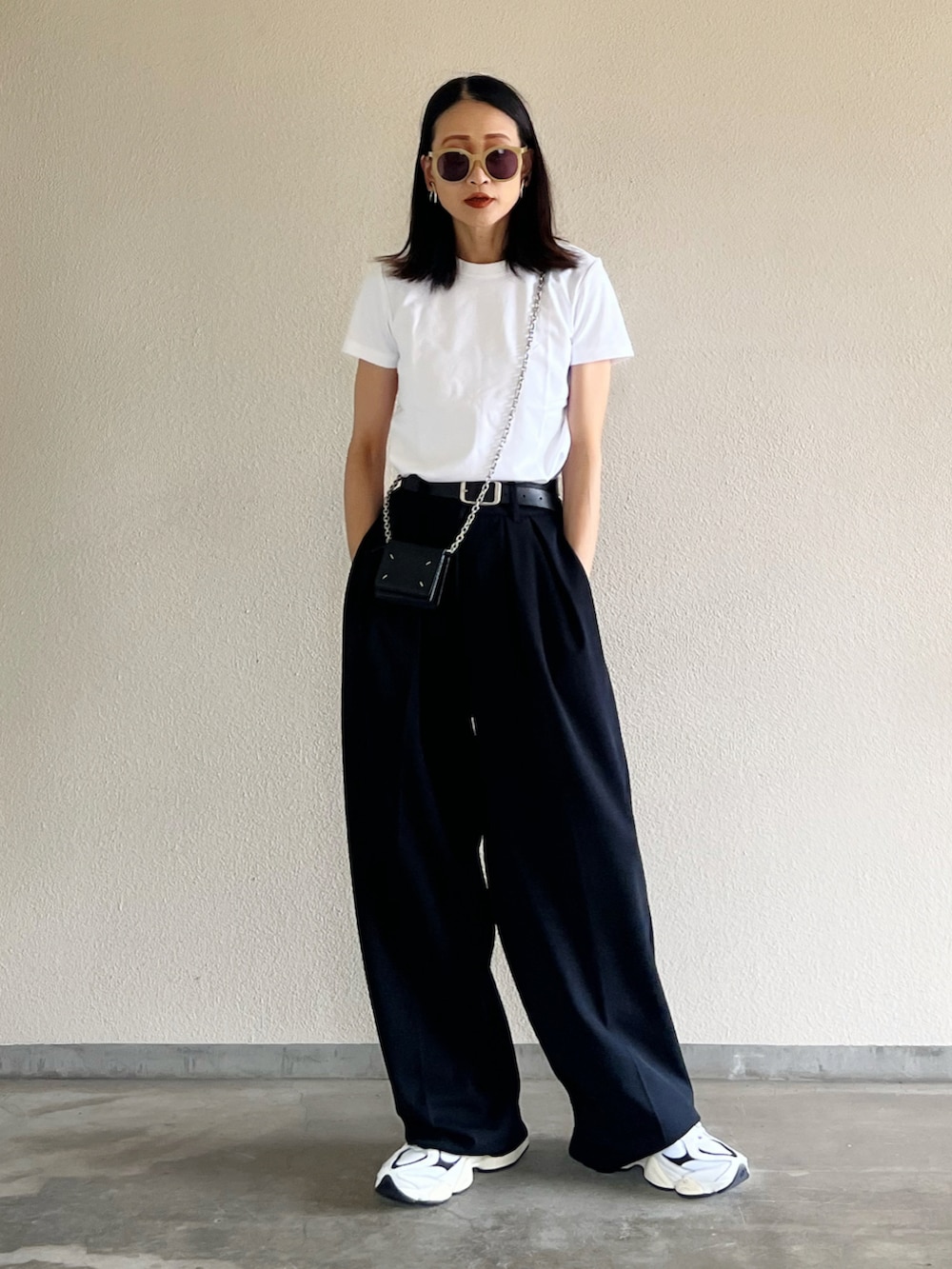 ブラック系のその他パンツ、ホワイト系のスニーカー、ホワイト系のTシャツ/カットソーを着用したレディースの夏コーディネートの3枚目の写真