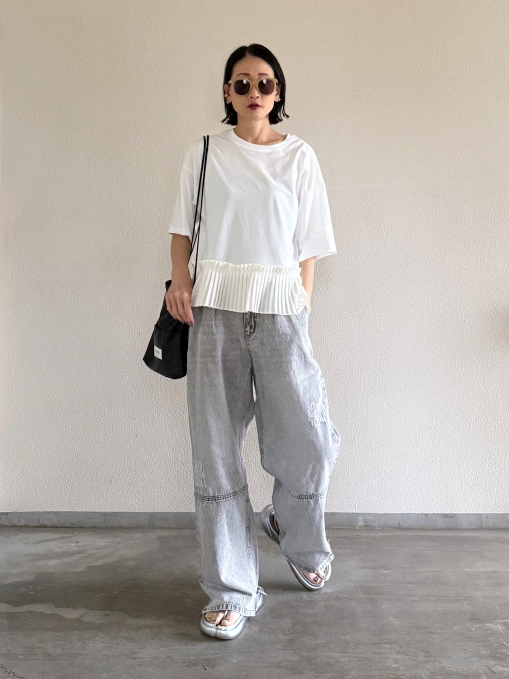 ホワイト系のTシャツ/カットソー、グレー系のデニムパンツ、シルバー系のサンダルを着用したレディースの夏コーディネートの5枚目の写真