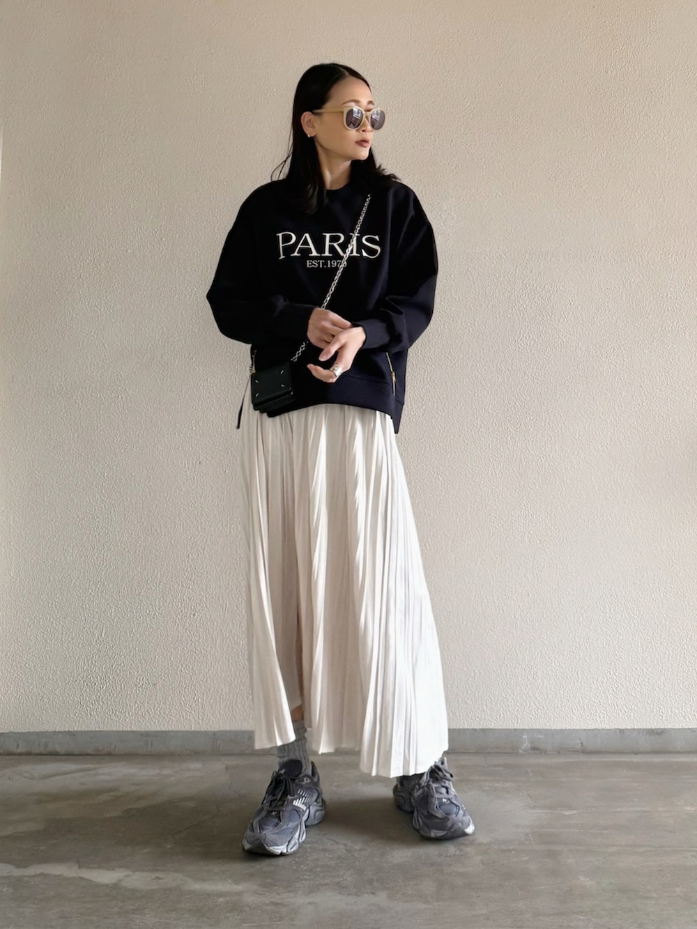 「大人カジュアル、春コーデ、ロゴスウェット、シンプルコーデ、プリーツスカート、スニーカー、大人コーデ」｜「Emma Taylorのサイドジップダンボールアソートプリントプルオーバー（Tシャツ/カットソー、ブルー系）」を使った、Yukieさん（骨格ナチュラル・レディース・166cm）の春コーディネートの3枚目の写真
