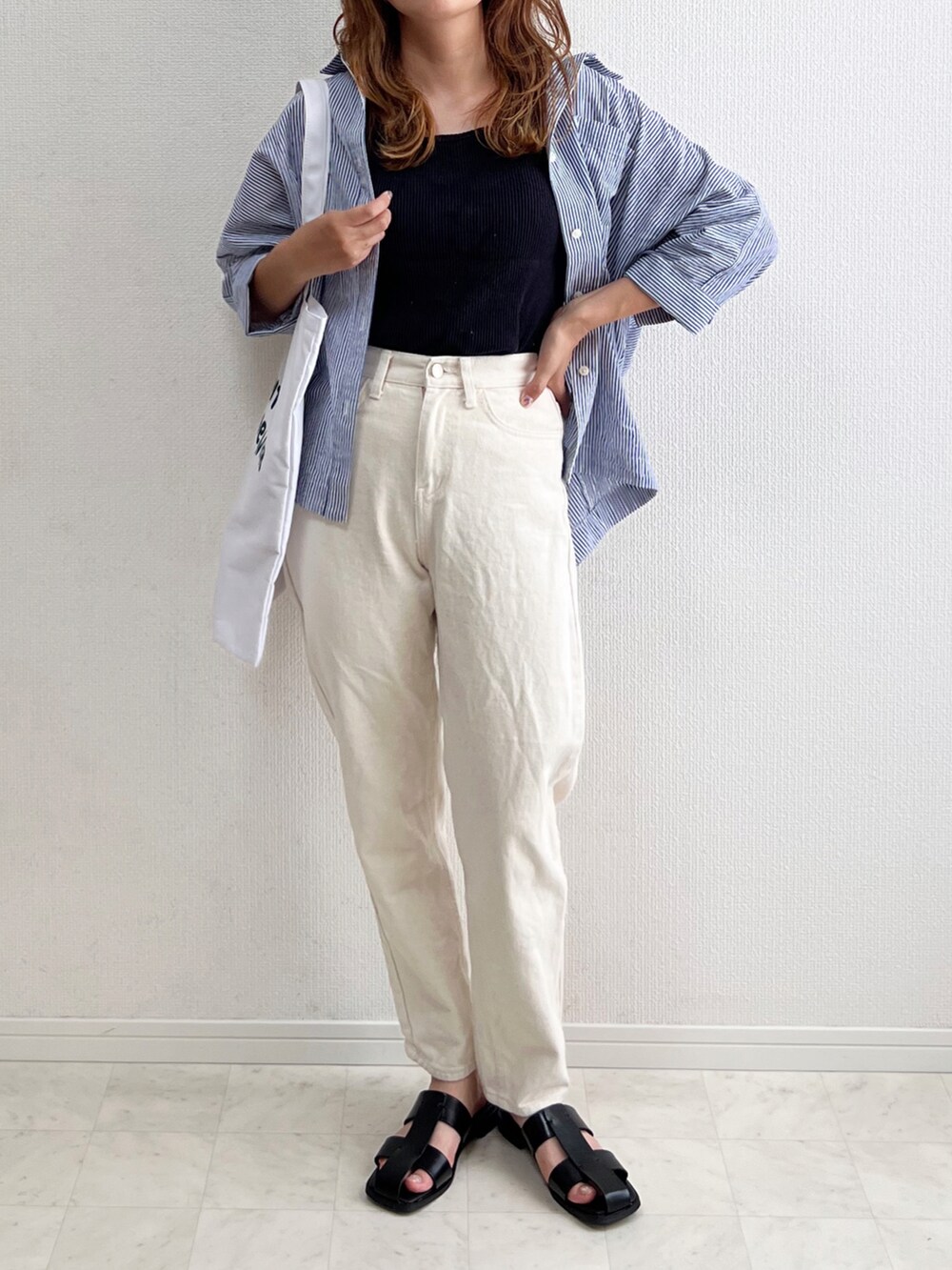 ブルー系のシャツ/ブラウス、ベージュ系のその他パンツ、ホワイト系のトートバッグを着用したレディースの夏コーディネートの2枚目の写真