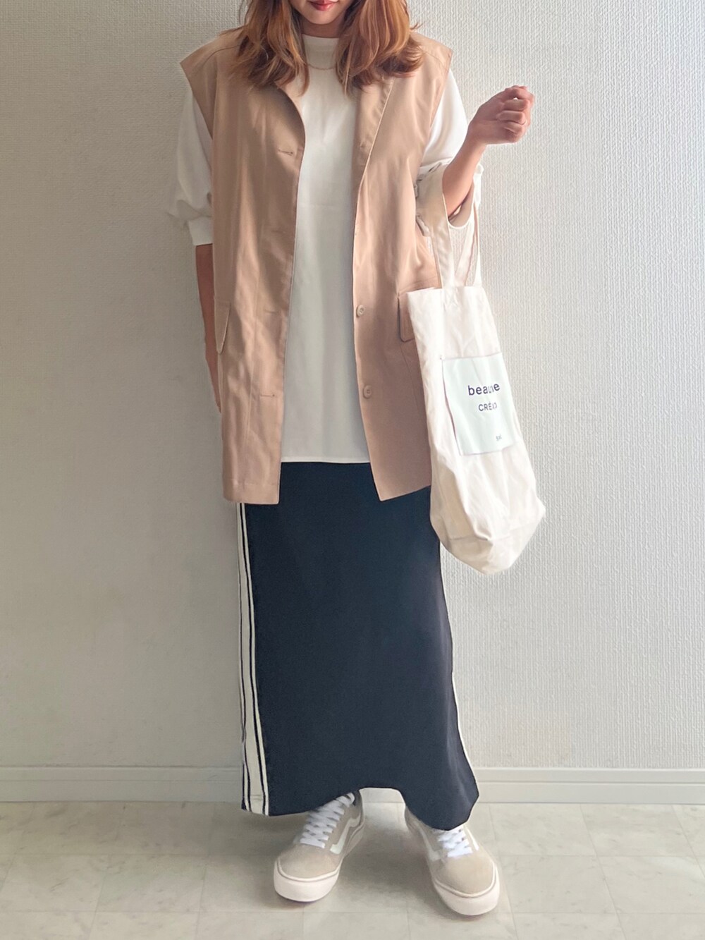 ホワイト系のTシャツ/カットソーを着用したレディースの夏コーディネートの3枚目の写真