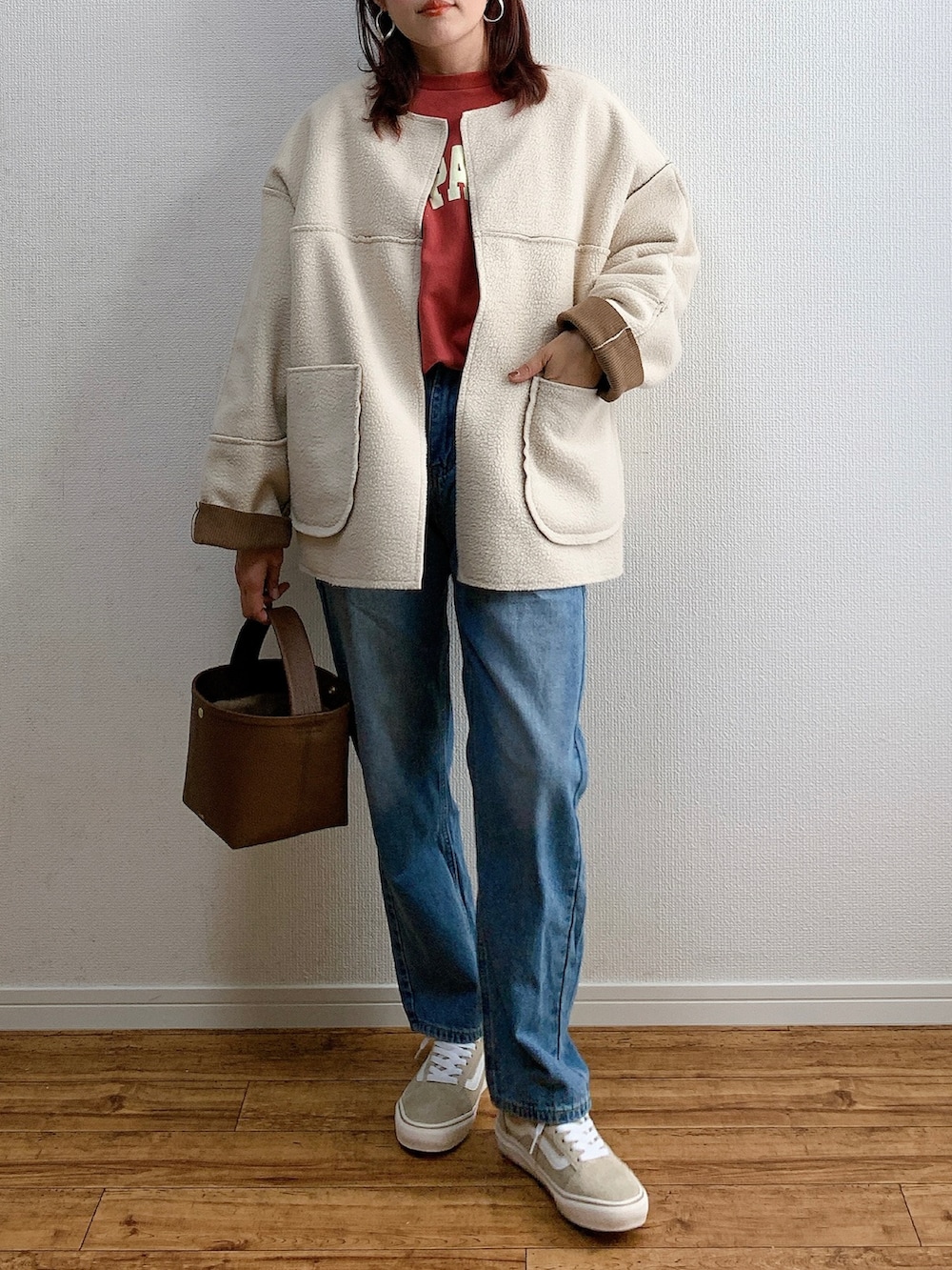 ブラウン系のジャケット/アウター、ブルー系のデニムパンツ、ピンク系のスウェットを着用したレディースの秋コーディネートの4枚目の写真