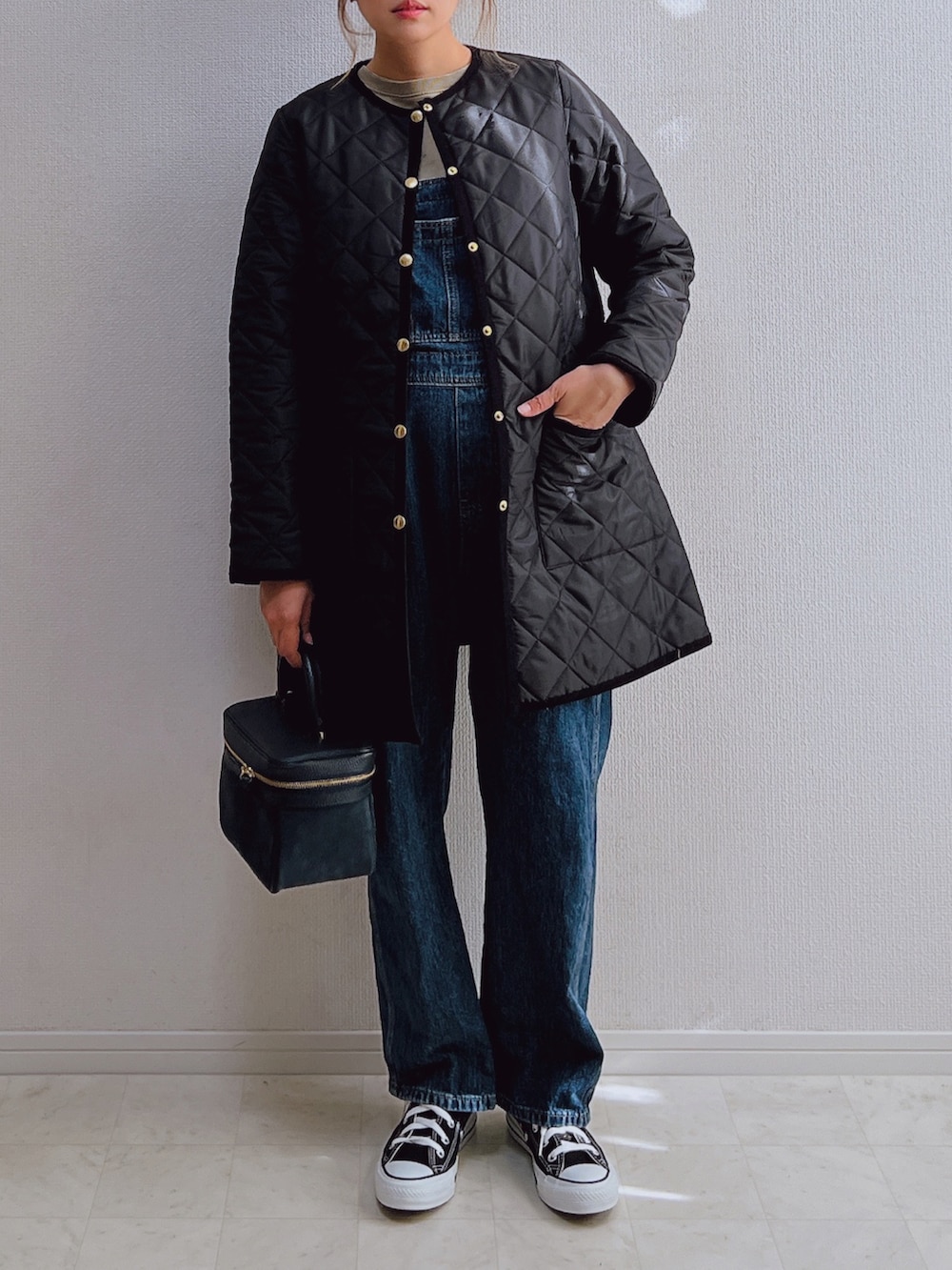 ブラック系のその他アウター、ブルー系のサロペット/オーバーオール、ブラック系のスニーカーを着用したレディースの冬コーディネートの2枚目の写真