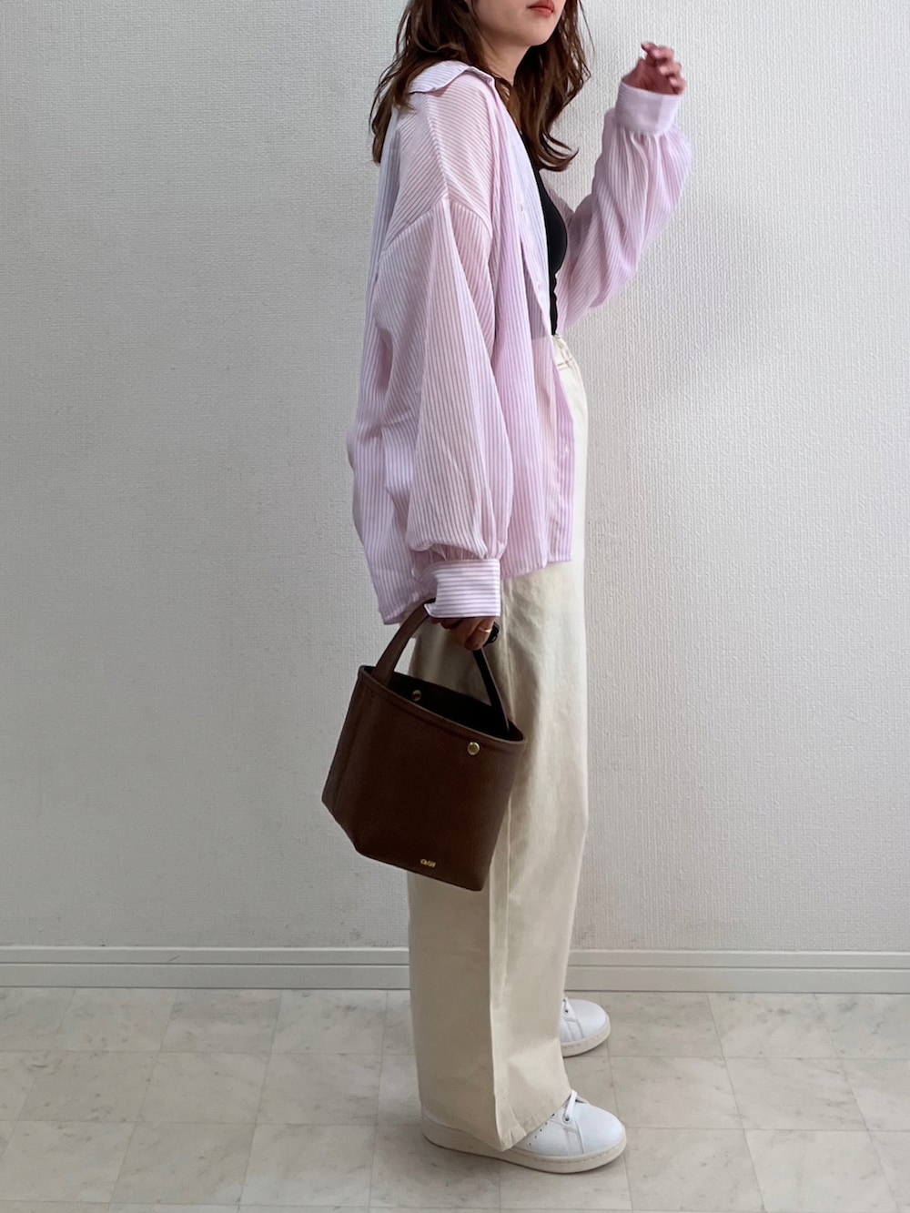 ピンク系のシャツ/ブラウス、ホワイト系のその他パンツ、ブラウン系のバッグを着用したレディースの春コーディネートの3枚目の写真