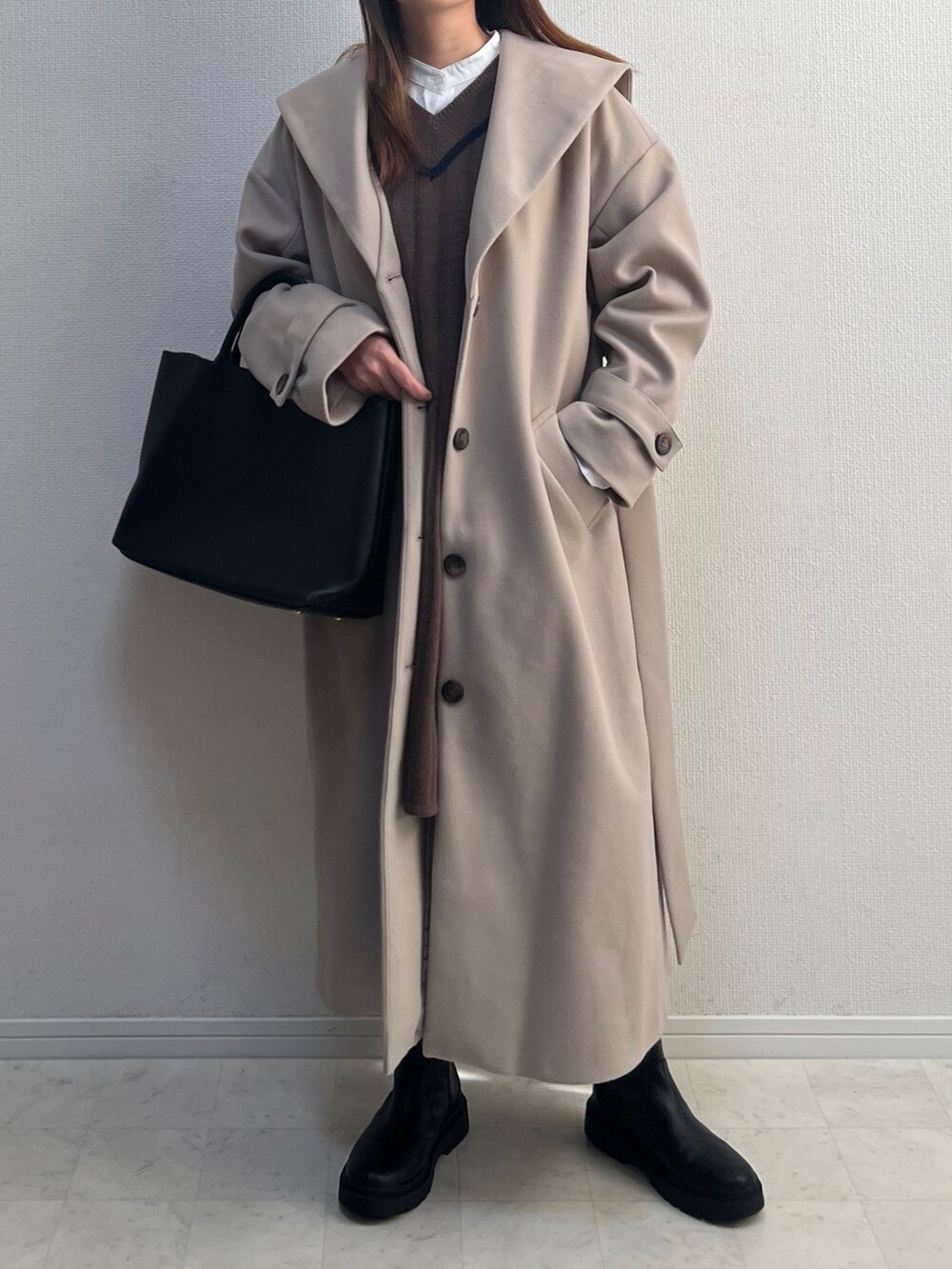 ブラウン系のベストを着用したレディースの冬コーディネートの3枚目の写真