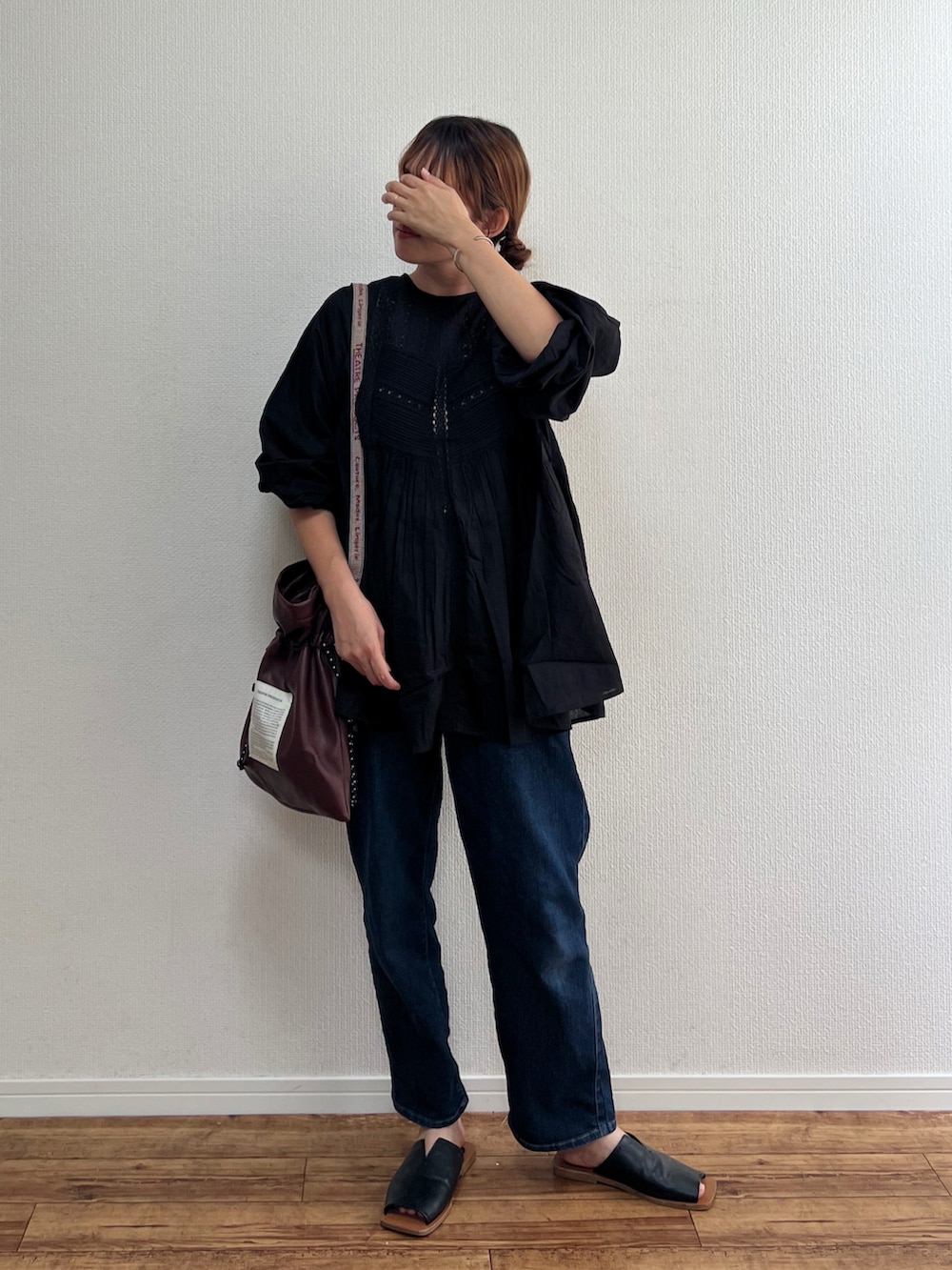 ブラック系のシャツ/ブラウス、ブラック系のサンダルを着用したレディースの夏コーディネートの2枚目の写真