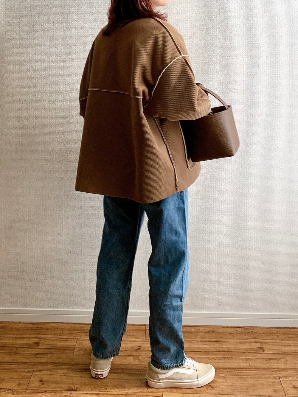 ブラウン系のジャケット/アウター、ブルー系のデニムパンツ、ピンク系のスウェットを着用したレディースの秋コーディネートの2枚目の写真