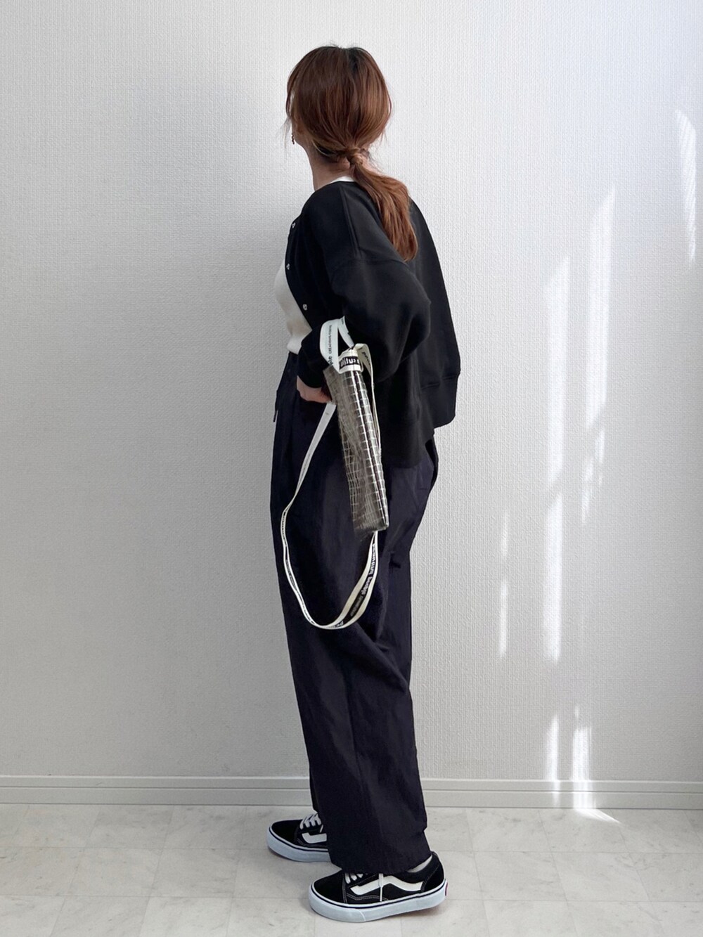 ブルー系のその他パンツ、ブラック系のスウェット、ブラック系のショルダーバッグを着用したレディースの春コーディネートの2枚目の写真