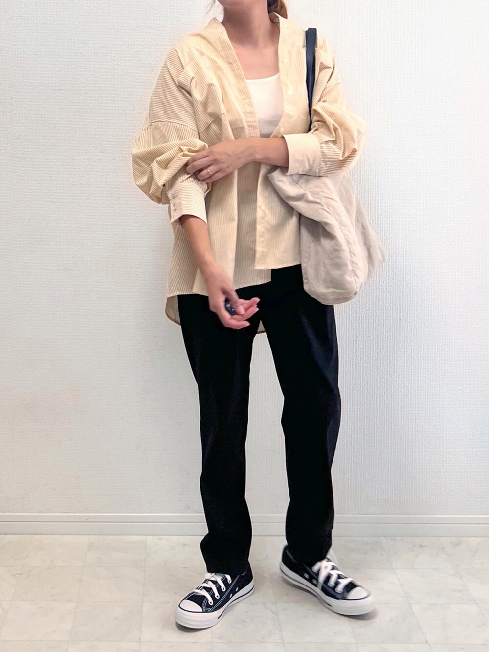 ブラック系のその他パンツ、ブラック系のトートバッグ、ブラック系のスニーカーを着用したレディースの秋コーディネートの3枚目の写真