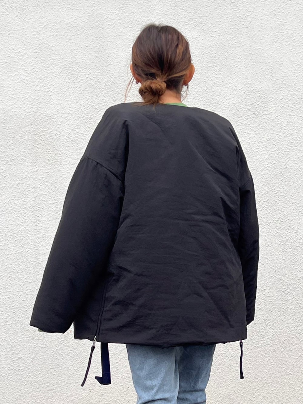 ホワイト系のスニーカー、グリーン系のスウェット、ブラック系のその他アウターを着用したレディースの秋コーディネートの4枚目の写真