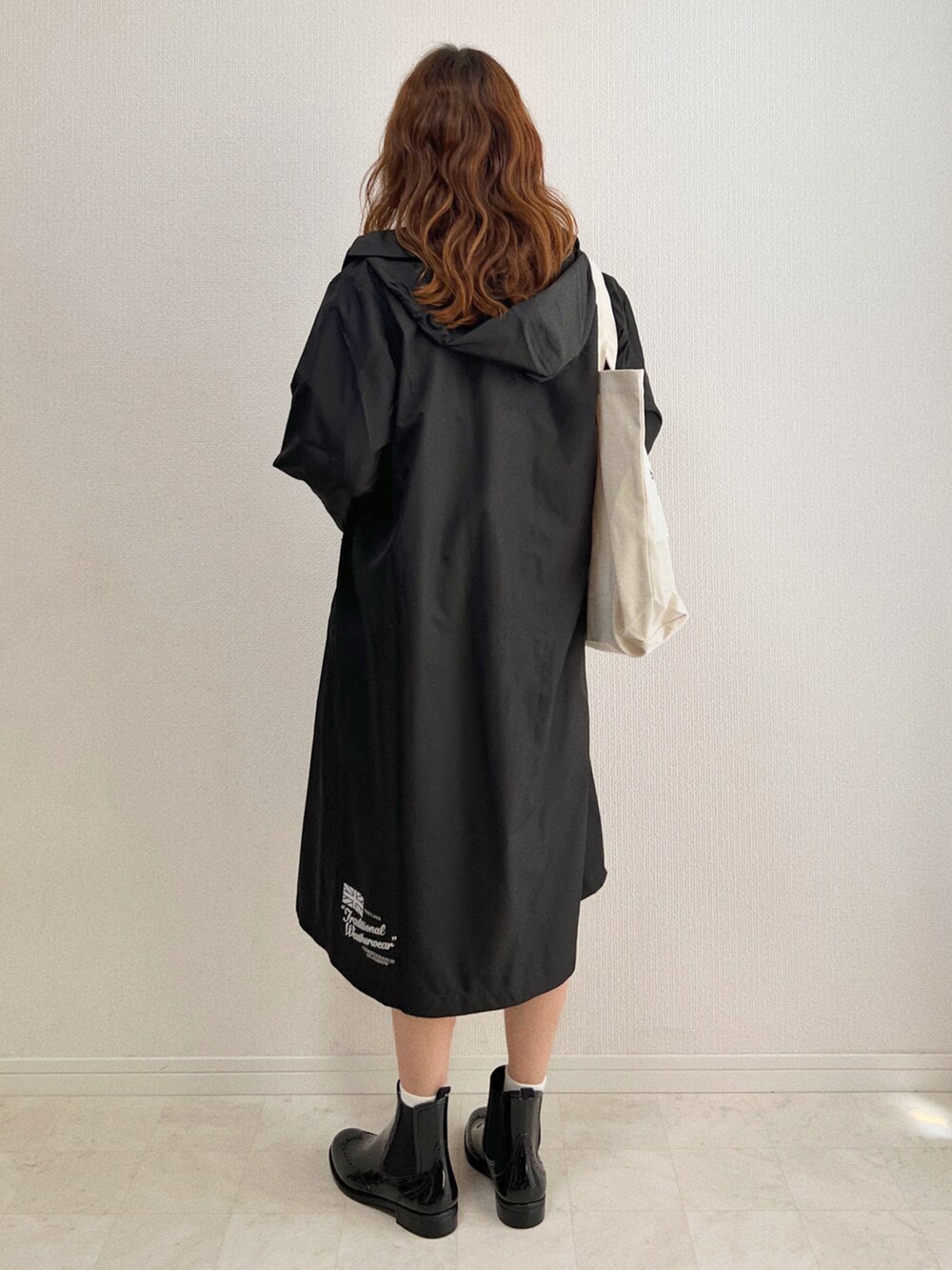 ホワイト系のTシャツ/カットソー、ブラック系のその他パンツ、ブラック系のレインシューズを着用したレディースの春コーディネートの2枚目の写真