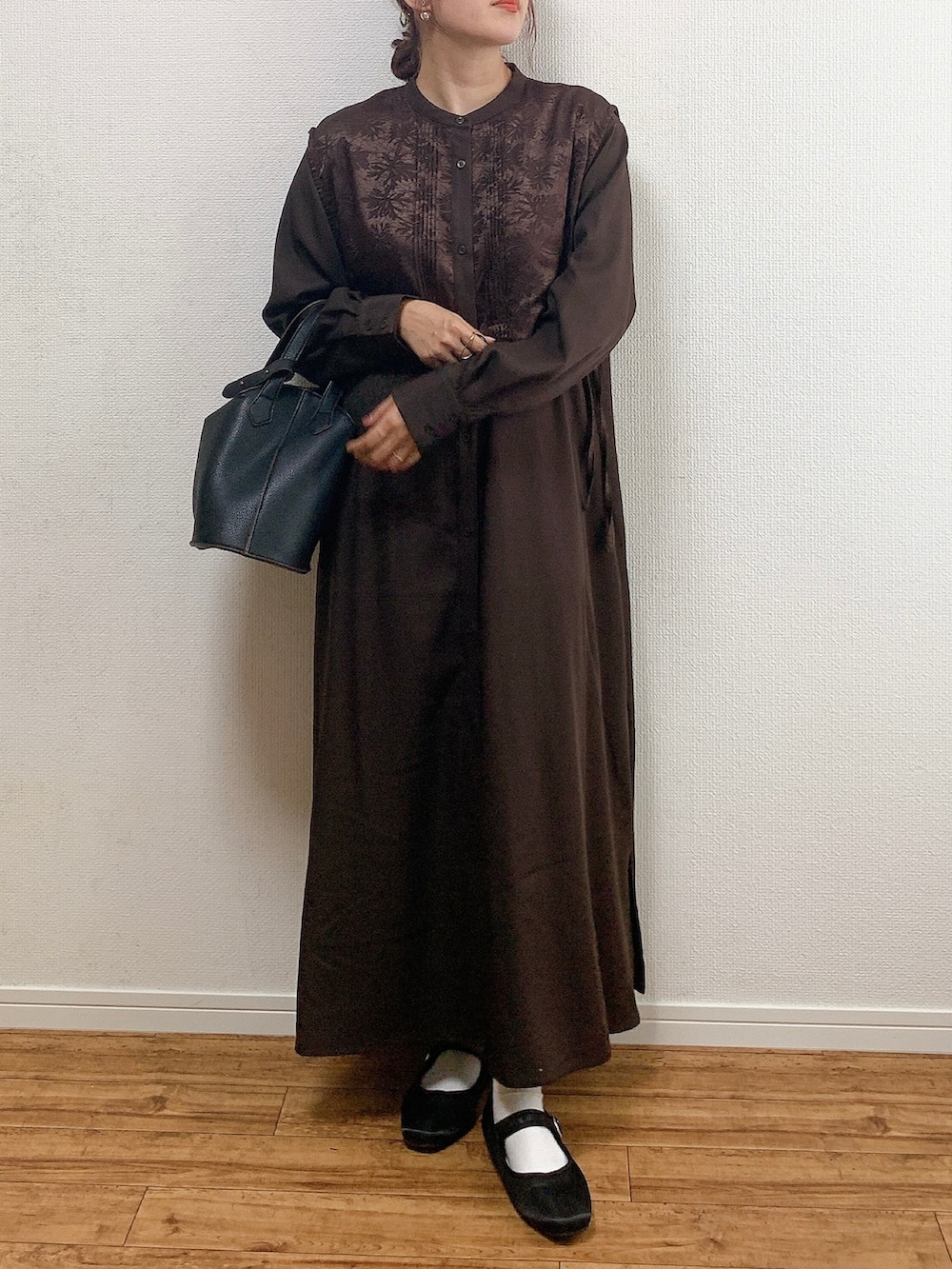 ベージュ系のバッグ、ブラウン系のシューズ、ブラウン系のワンピースを着用したレディースの秋コーディネートの2枚目の写真