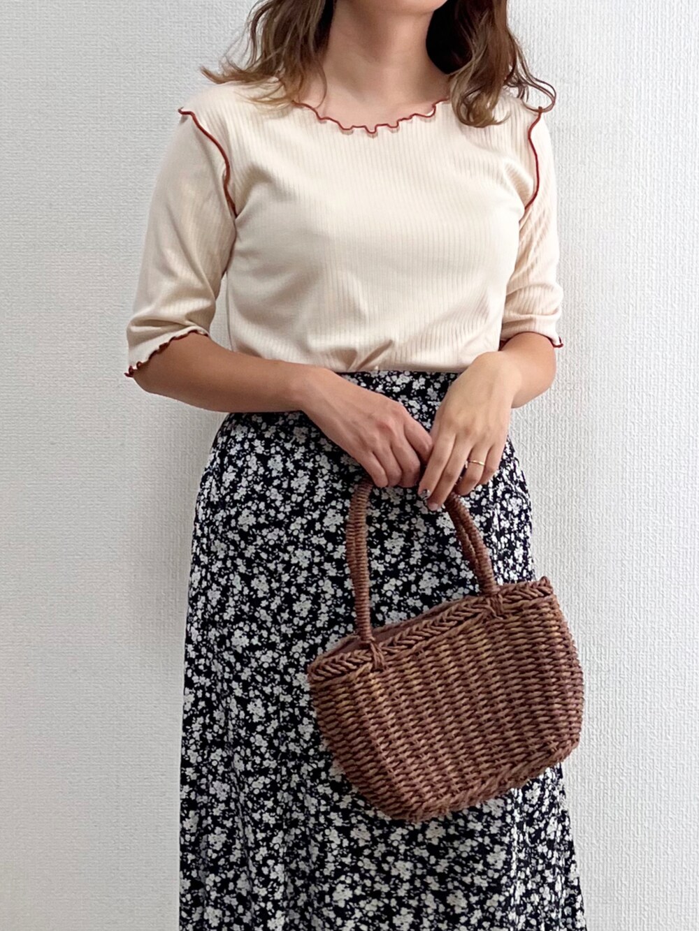 ホワイト系のTシャツ/カットソー、ブラウン系のベスト、ブラウン系のトートバッグを着用したレディースの夏コーディネートの3枚目の写真