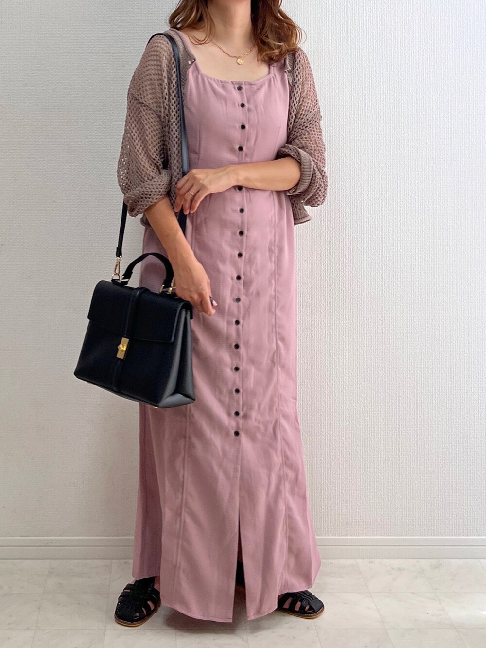 ブラック系のバッグ、ブラック系のサンダル、ブラウン系のトップスを着用したレディースの夏コーディネートの2枚目の写真