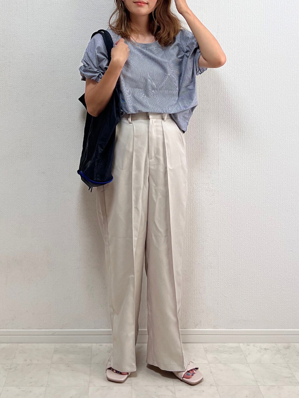 ブルー系のTシャツ/カットソー、ホワイト系のパンツ、ブラック系のエコバッグ/サブバッグを着用したレディースの夏コーディネートの2枚目の写真