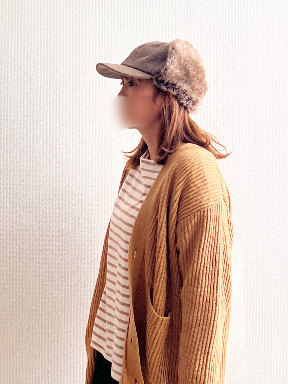 イエロー系のニット/セーター、ブラウン系のバッグ、ブラウン系のTシャツ/カットソーを着用したレディースの秋コーディネートの3枚目の写真