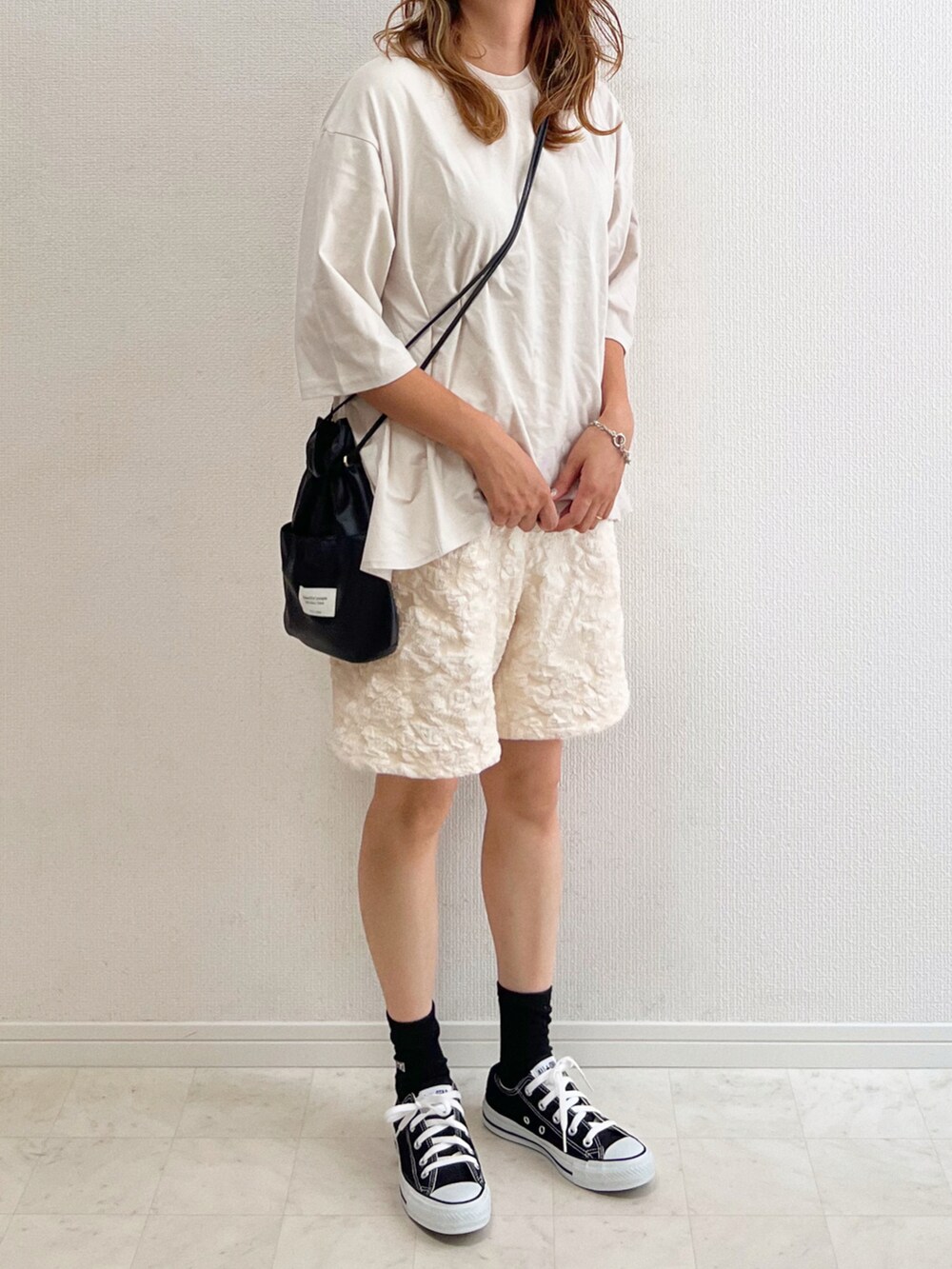 グレー系のTシャツ/カットソー、ベージュ系のその他パンツ、ブラック系のスニーカーを着用したレディースの夏コーディネートの2枚目の写真