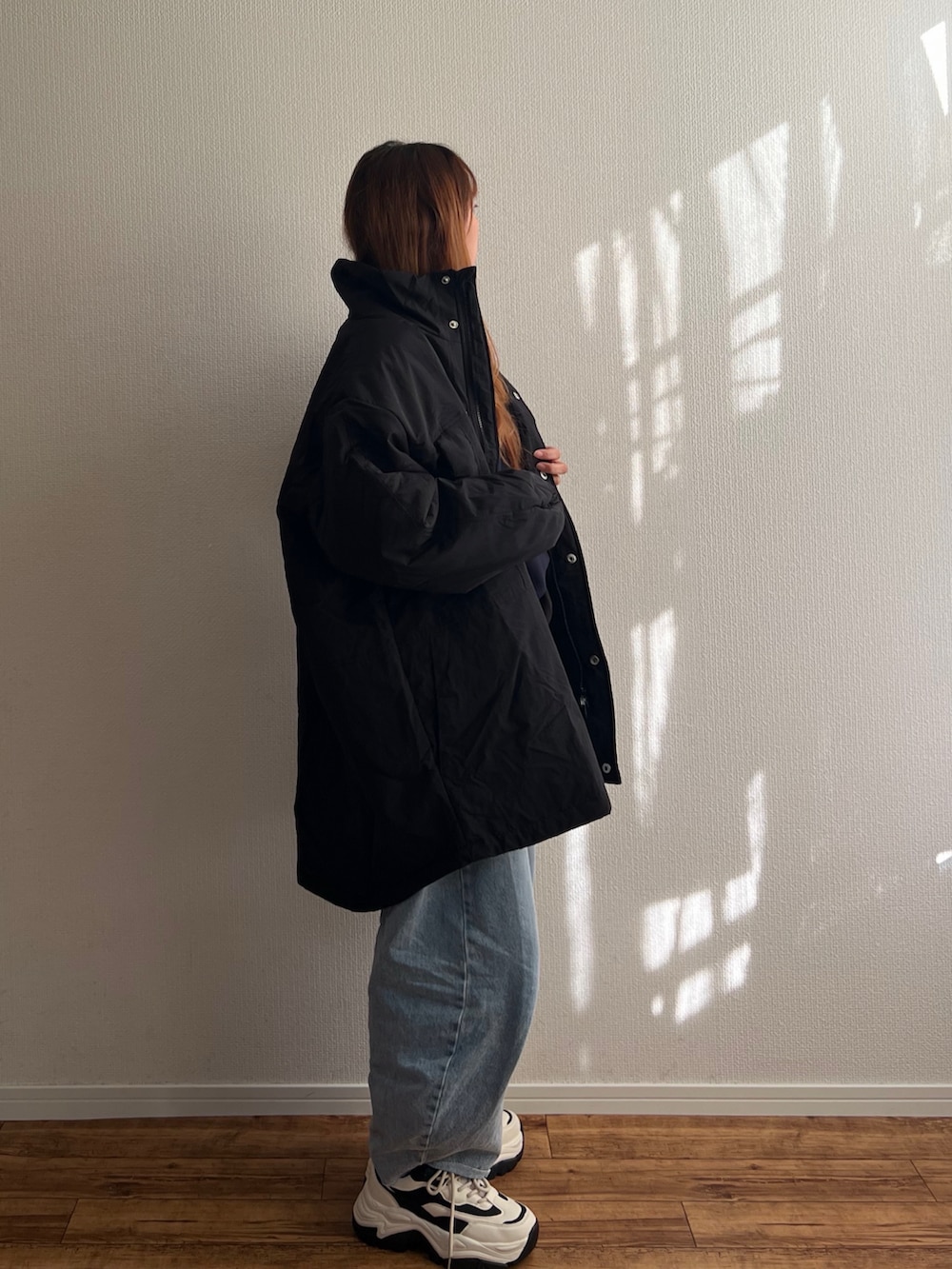 ブラック系のダウンジャケット/コートを着用したレディースの冬コーディネートの2枚目の写真