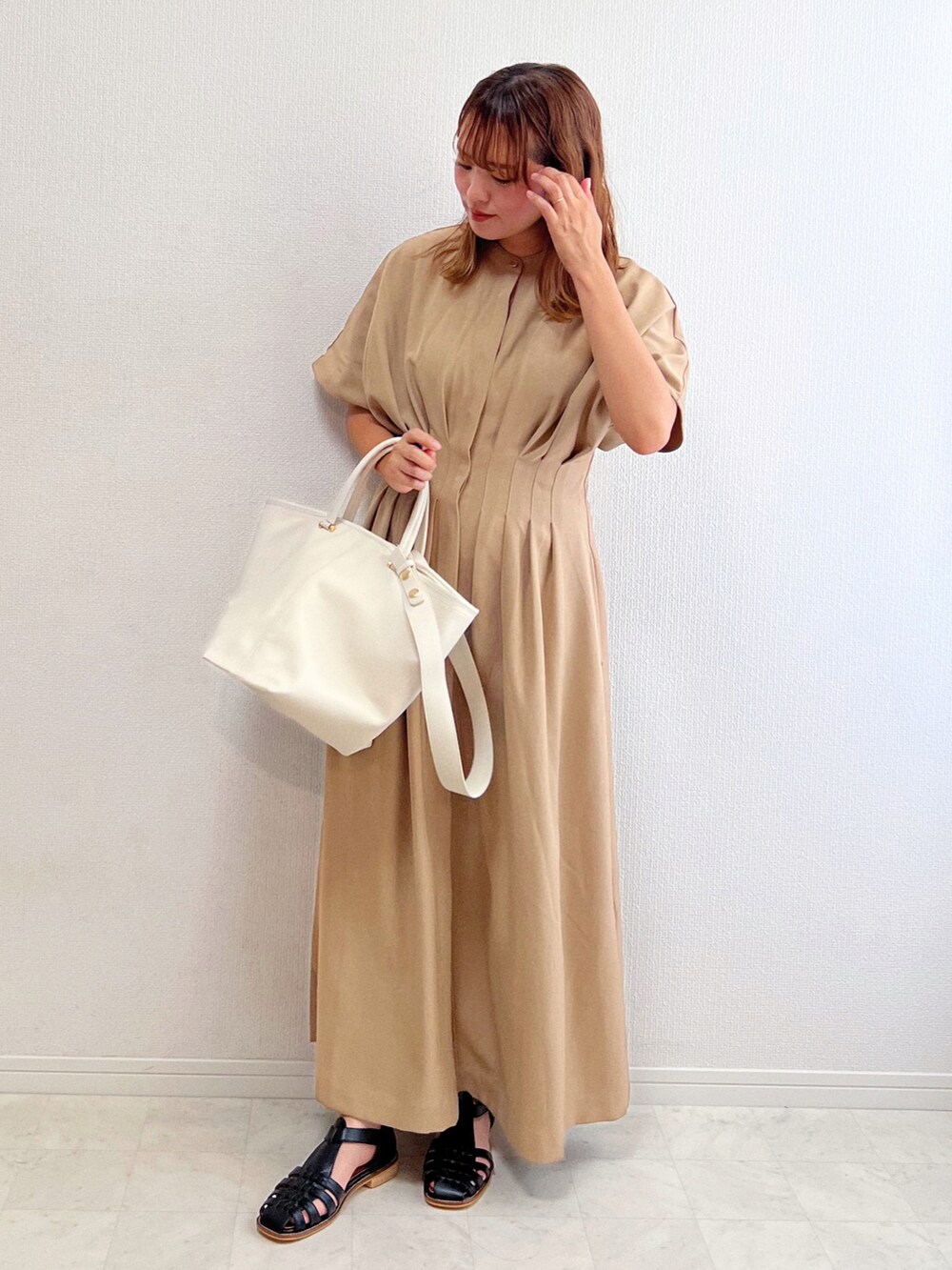 ベージュ系のワンピース、ブラック系のサンダルを着用したレディースの夏コーディネートの3枚目の写真