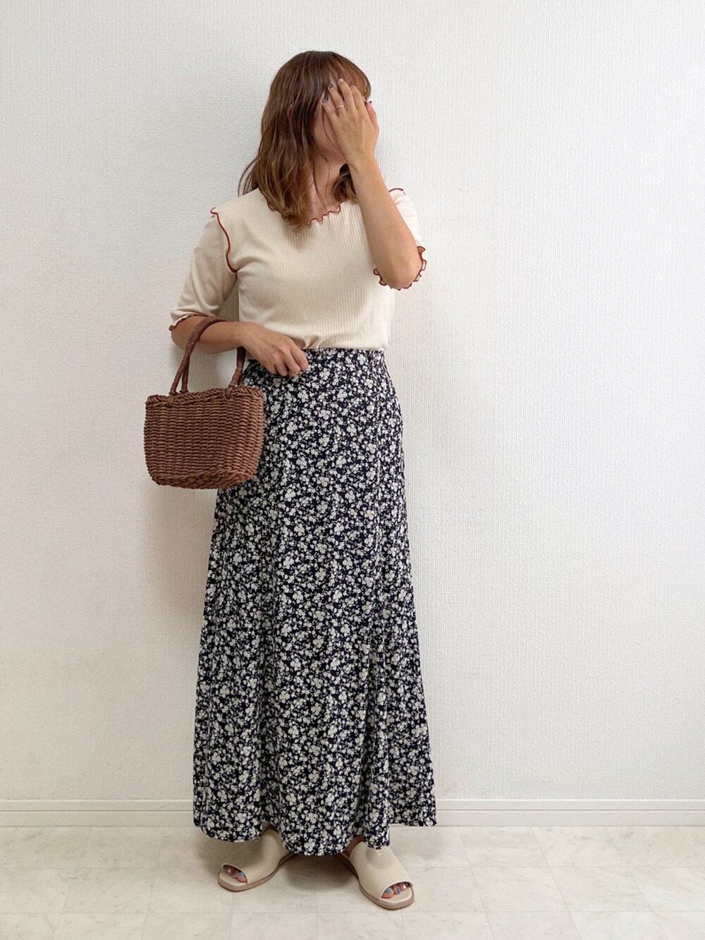 ホワイト系のTシャツ/カットソー、ブラウン系のベスト、ブラウン系のトートバッグを着用したレディースの夏コーディネートの4枚目の写真