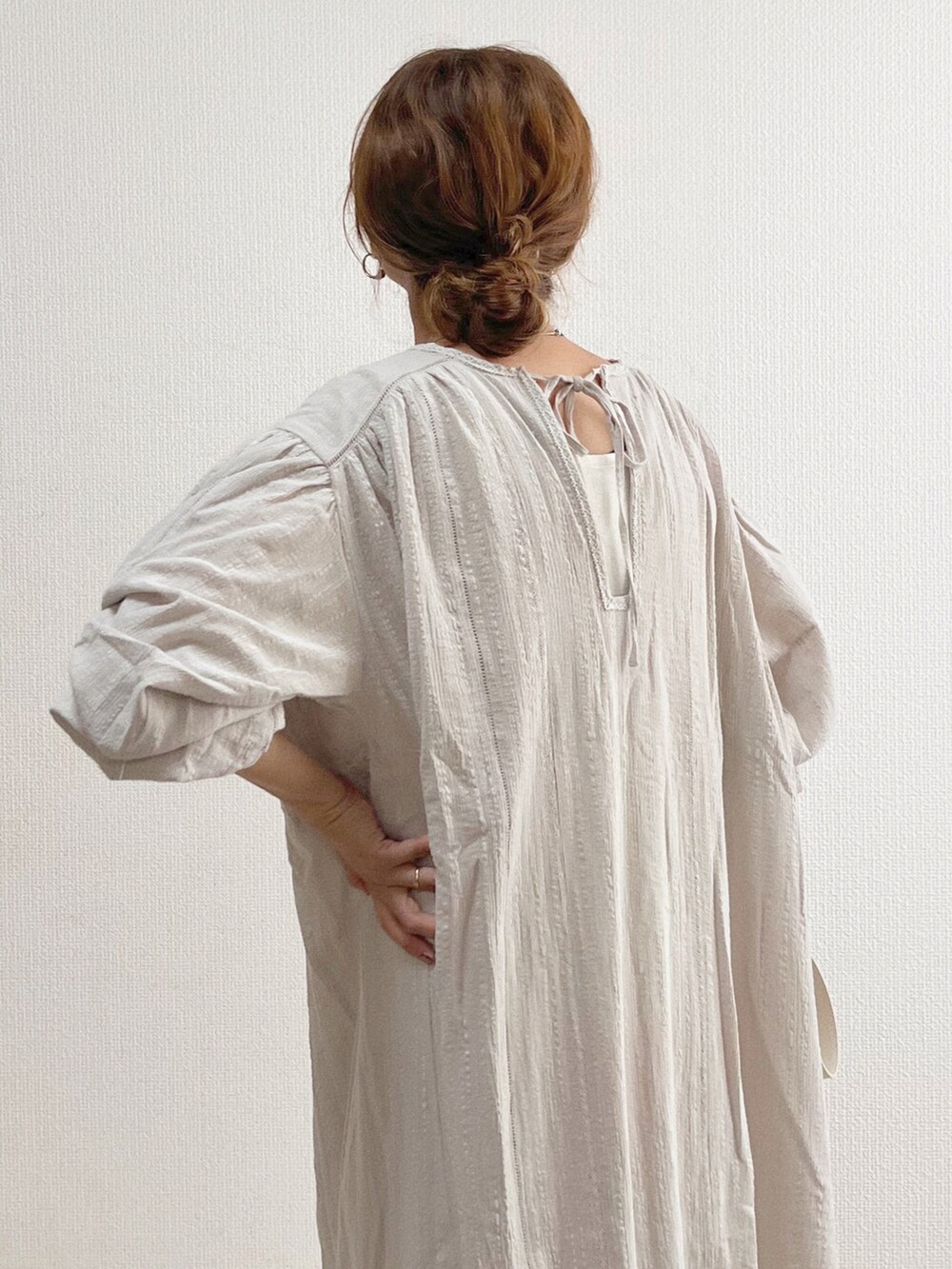 グレー系のワンピース、シルバー系のネックレスを着用したレディースの夏コーディネートの4枚目の写真