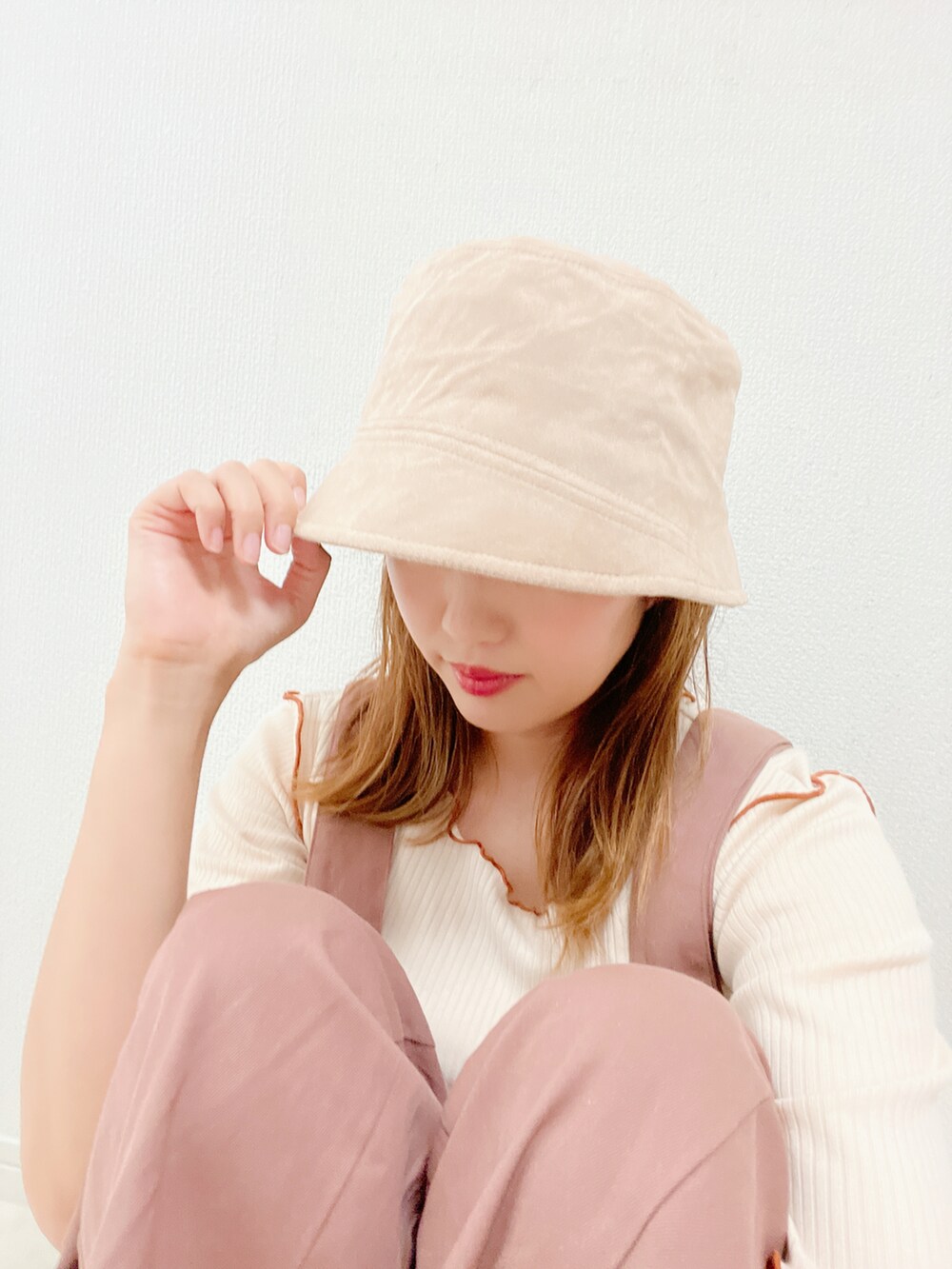 ホワイト系のTシャツ/カットソー、ブラウン系のチノパンツ、ベージュ系のトートバッグを着用したレディースの夏コーディネートの3枚目の写真