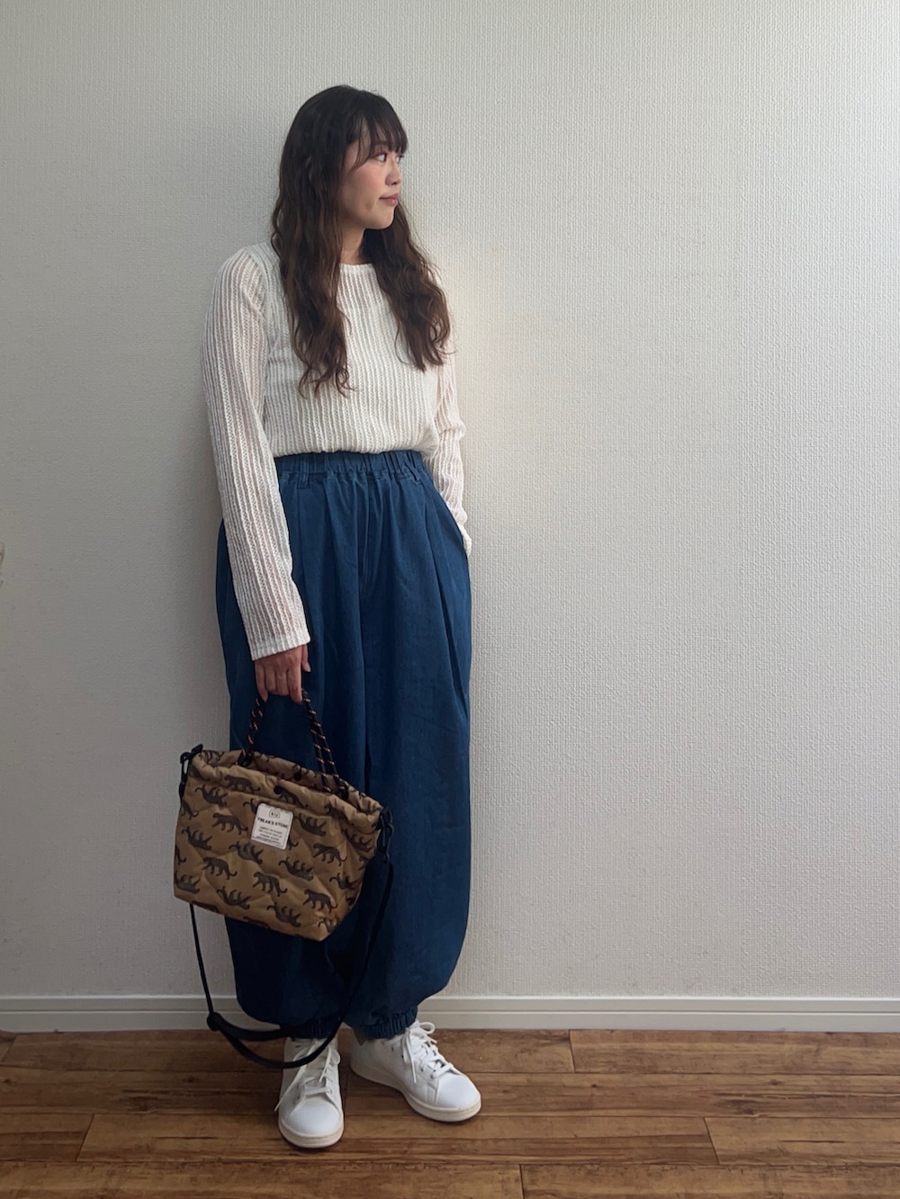 ブルー系のデニムパンツを着用したレディースの春コーディネートの2枚目の写真