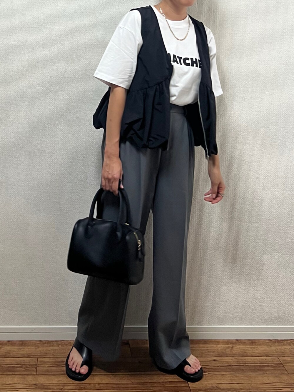 ホワイト系のTシャツ/カットソーを着用したレディースの夏コーディネートの2枚目の写真