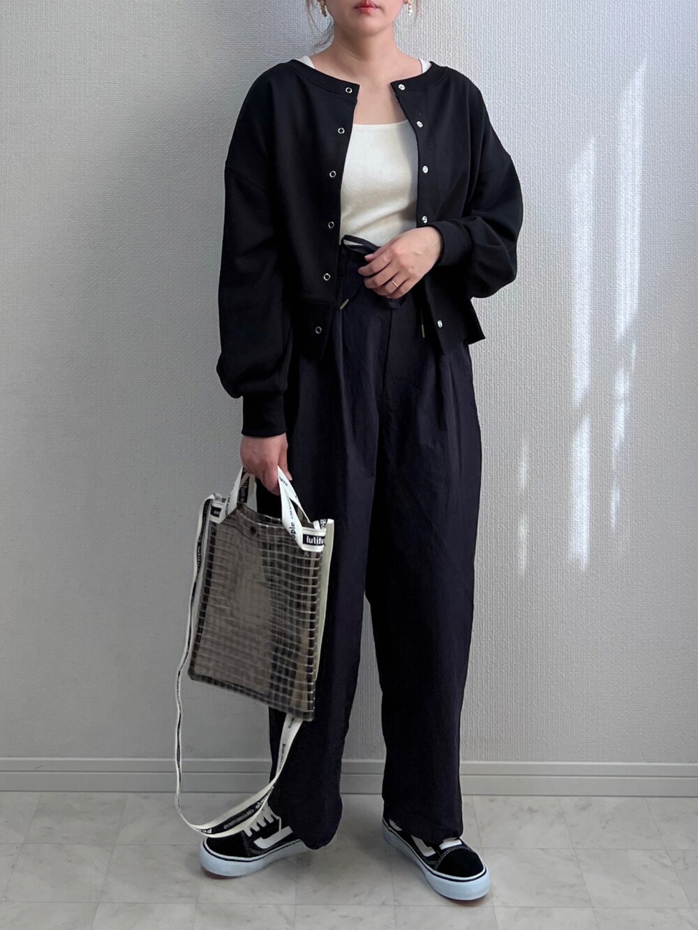 ブルー系のその他パンツ、ブラック系のスウェット、ブラック系のショルダーバッグを着用したレディースの春コーディネートの3枚目の写真