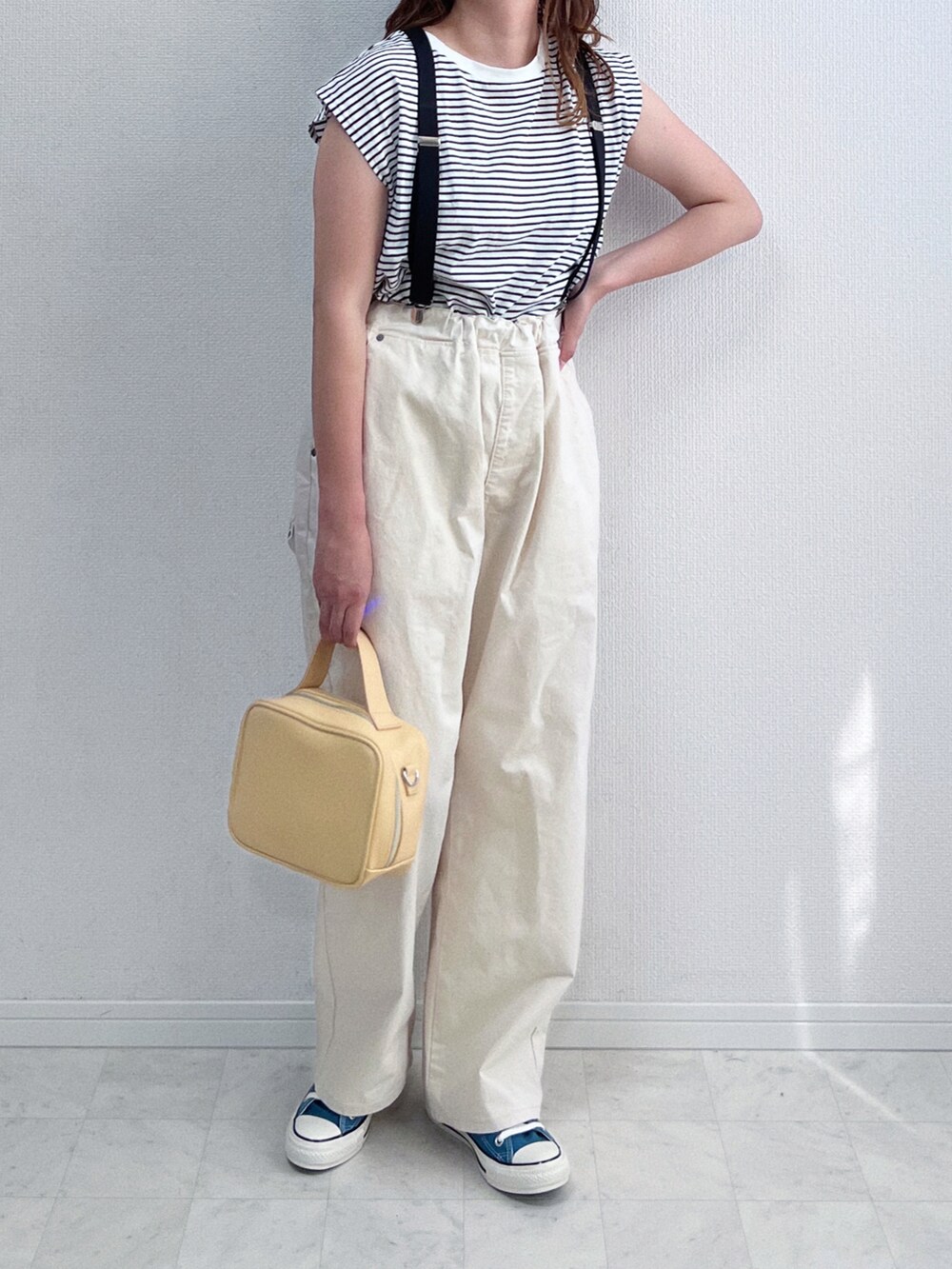 その他のTシャツ/カットソー、ホワイト系のその他パンツ、イエロー系のボストンバッグを着用したレディースの春コーディネートの2枚目の写真